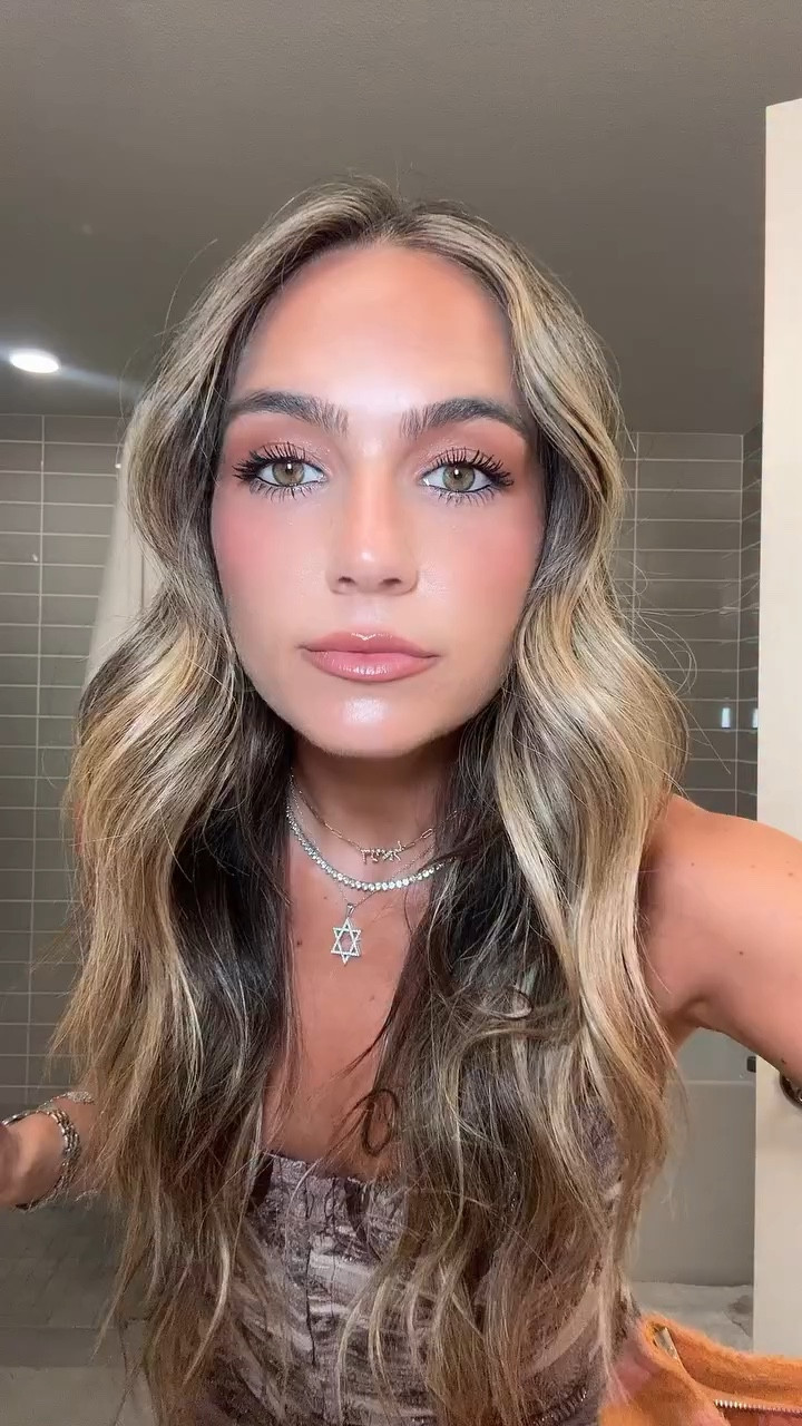 love finding a good clean beauty product 💕 this @lawless lipgloss is SO good