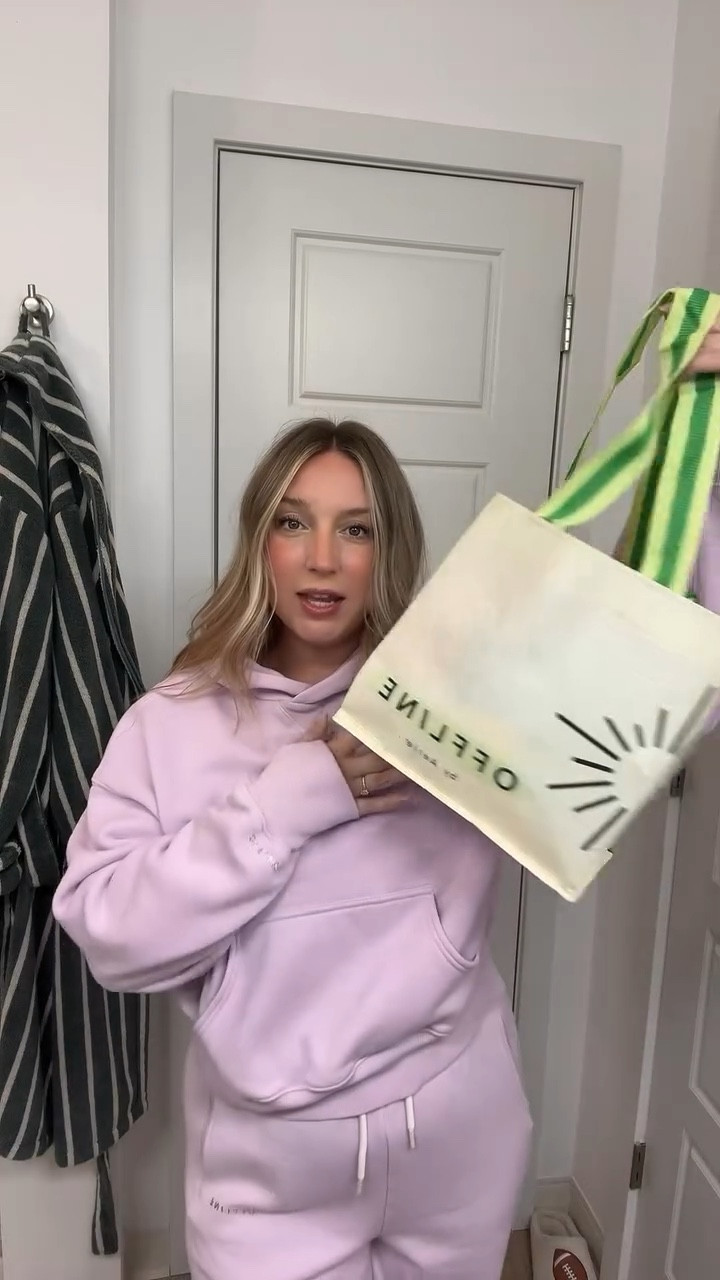 A mini Aerie unboxing of my most recent finds ✨ Aerie swim will always be my go to, and I can’t wait to take these on vacay with me! 
Links are in my bio 🫶🏼@aerie #AD #AerieRealmakers #unboxing #swim #aerieswim

https://community.aerie.com/a/kelsey.m