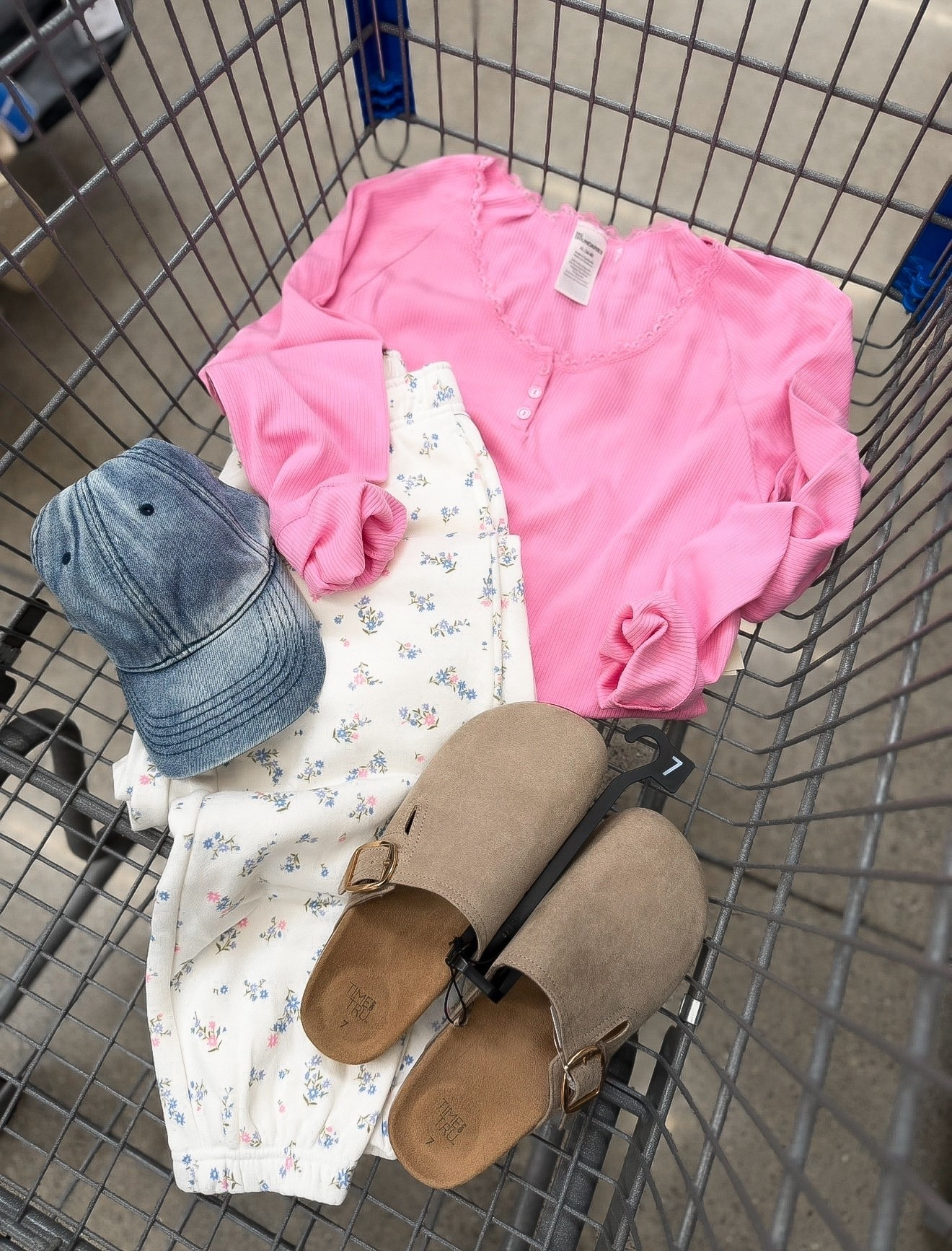 These floral sweatpants look like they could be from A&F 