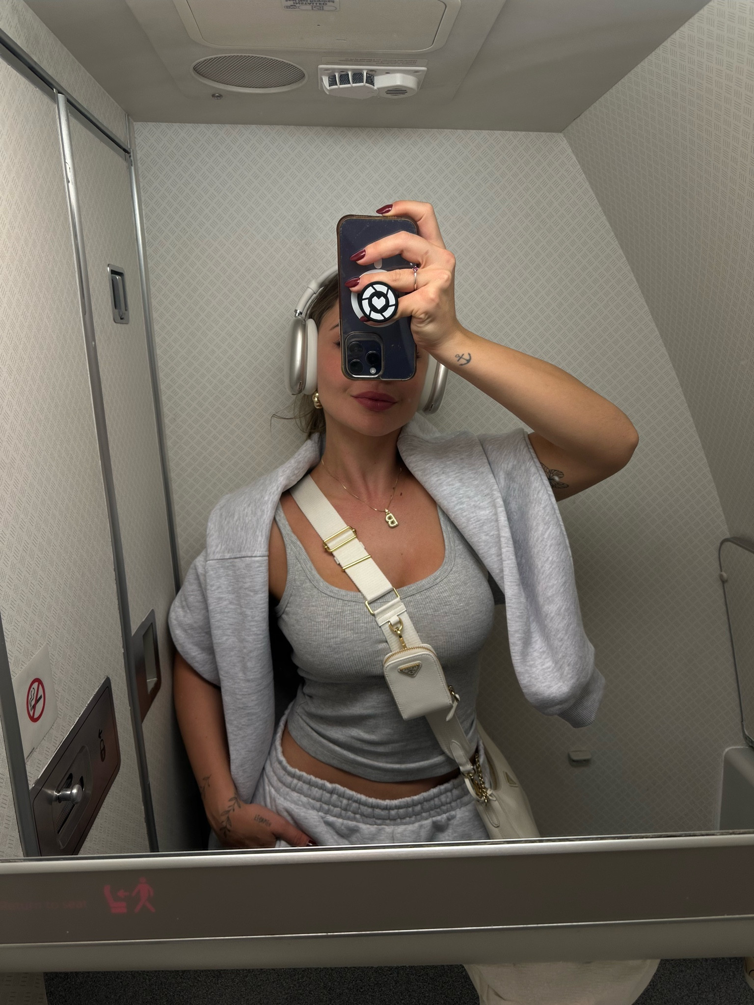 Comfy 
❤️✨

Aerolook pede um fone e uma bolsa espaçosa para levar todos os seus documentos ✨