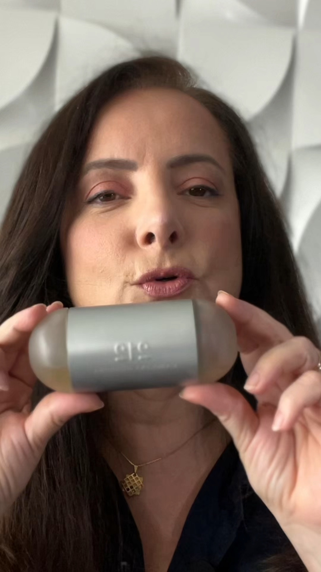 Resenha rápida do 212 Carolina Herrera Eau de Toilette. Perfeito para os dias quentes.