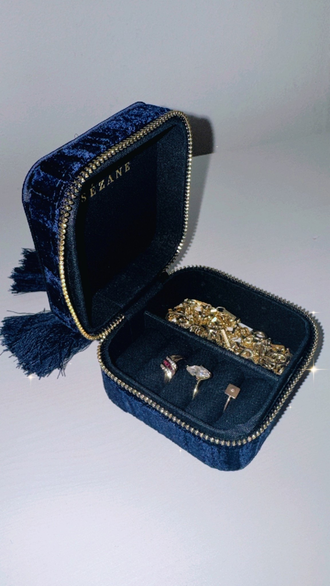 One of the sweetest surprise gifts I’ve received 🖤
A velvet jewelry box that makes every little piece feel special.
Perfect gift idea for someone you love
or yourself ✨
#giftideas #giftforher #jewelrybox #velvetjewelry #ltkhome #ltkfinds #giftinspo
#luxurygift

#LTKGiftGuide #LTKootd #LTKdayinmylife