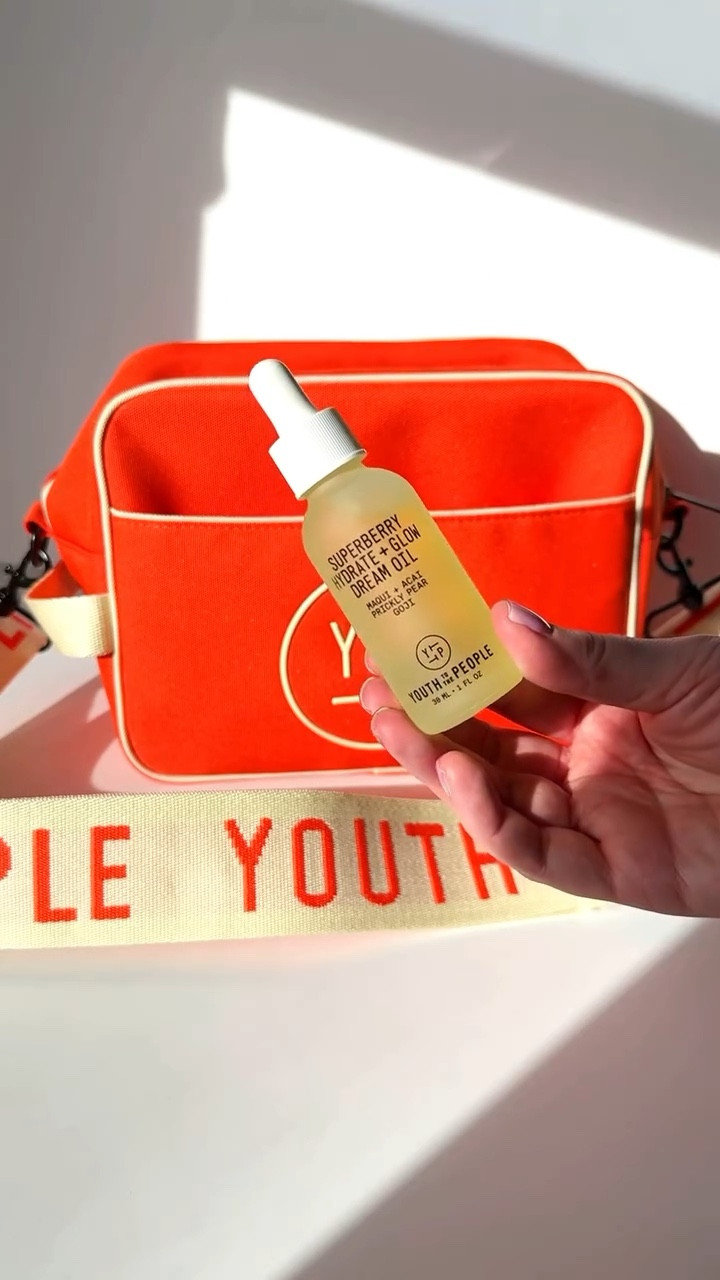Gifted by @youthtothepeople 

🍃 Superfood Skin Drip Smooth + Glow Barrier Serum 
This serum contains ingredients like ceramides, 5% niacinamide and a superfood blend made up of kale extract and cold pressed broccoli seed oil. 

🍃 Superberry Hydrate + Glow Dream Oil (My personal favorite!)
This face oil is packed with ingredients like prickly pear and squalane oil. It’s also formulated with an antioxidant elixir which contains magui, açaí and goji. 

🍃 Kale + Green Tea Superfood Cleanser
This award winning face wash is formulated with ingredients like kale, spinach and green tea. 

What’s your favorite Youth to the People product?

#youthtothepeople #yttp #skincare #skincareproducts #skincarecommunity #skincareroutines #cleanser #serum #facialoil