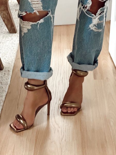 IN LOVE with these heels! Very comfy and the metallic copper is so HOT! 🤎

Heels. Fall style. Metallic. Chrome. 


#LTKshoecrush #LTKstyletip #LTKfindsunder100