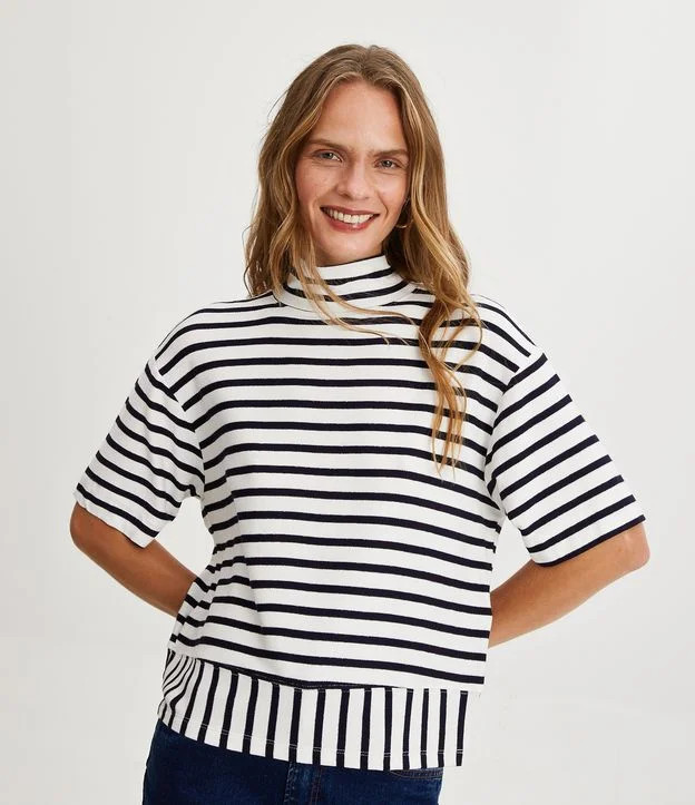 Blusa em Viscose com Gola Alta e Estampa de Listras Azul Marinho | Renner (BR)