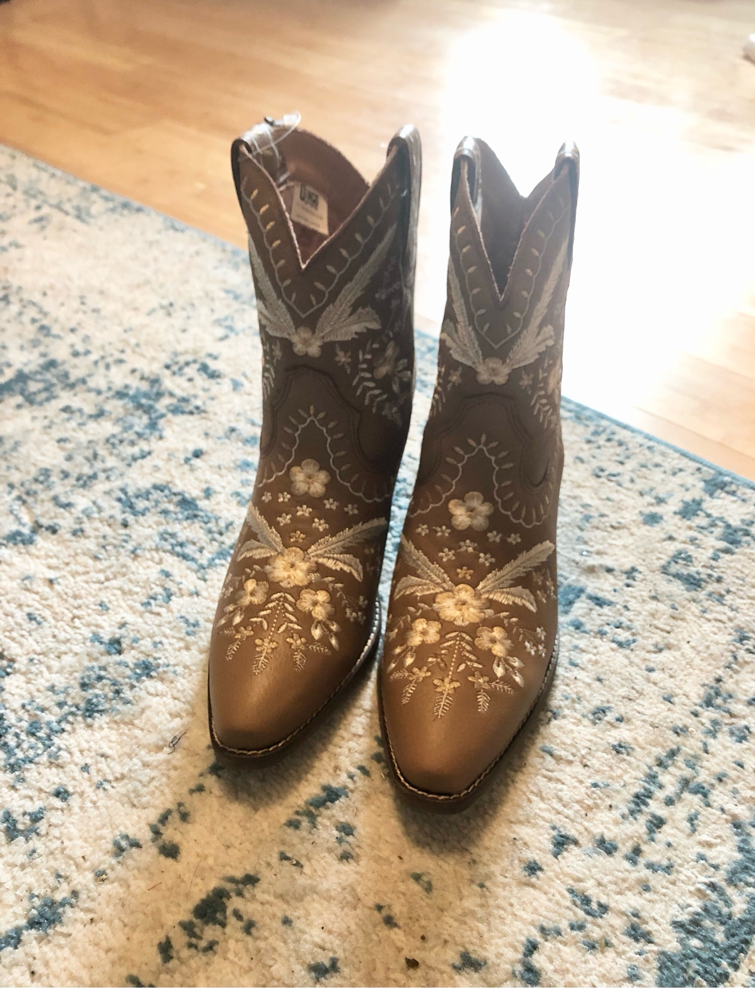 New cowboy boots! Love the color and the embroidery detail of these.

Western boot
Cowboy boot
Fall boots 
Leather boots
Fall outfit
Date night outfit 
Casual outfit
Wear now
Wear later
Transitional outfit 
Early Fall outfit 
Country Concert

#LTKstyletip #LTKSeasonal #LTKshoecrush