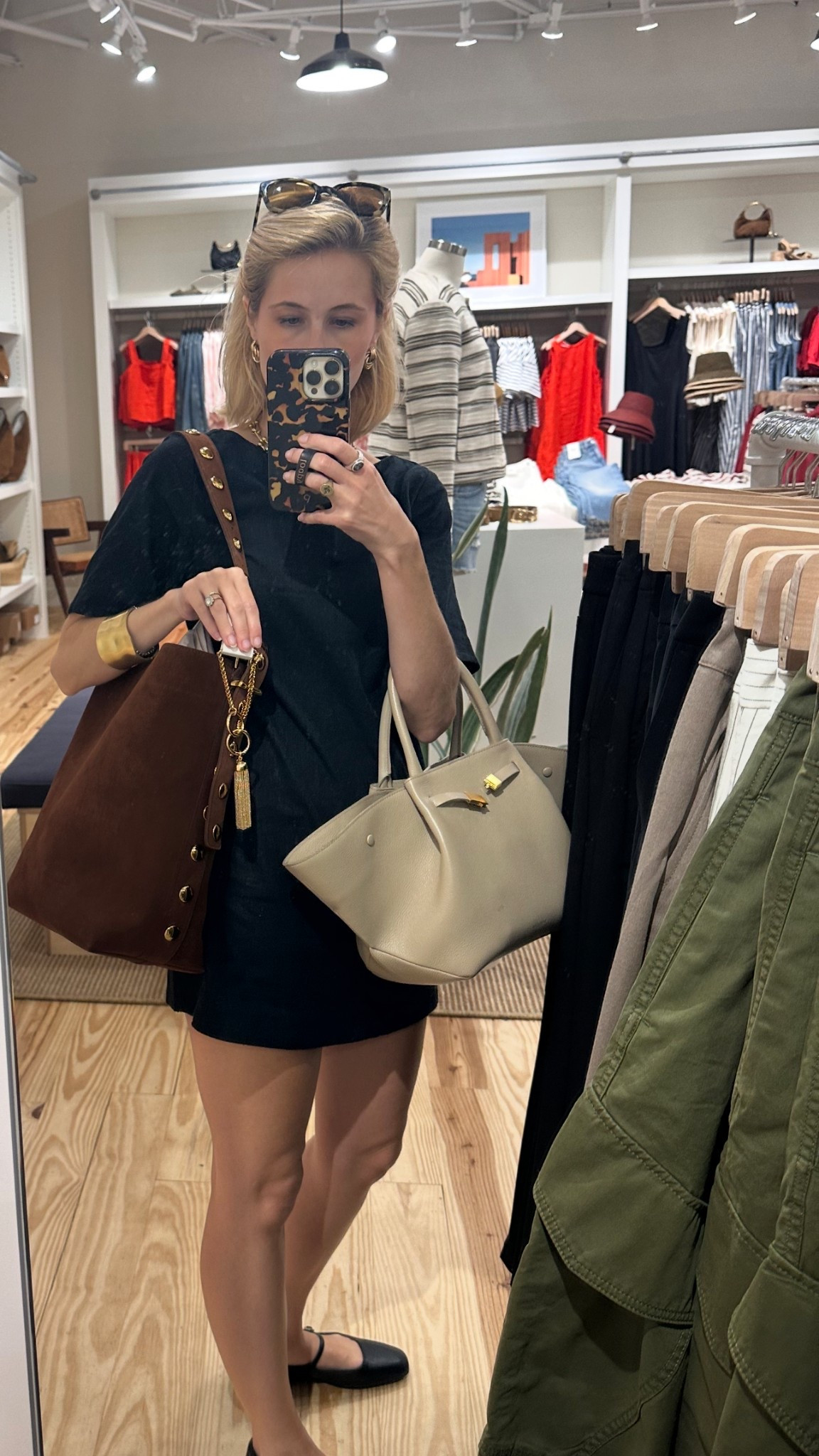 Not a huge fan of bag charms but I liked this super minimal options from Madewell (& this chocolatly suede bag) 

Purse | bag charm | brown suede bag 

#LTKItBag #LTKWorkwear #LTKxMadewell