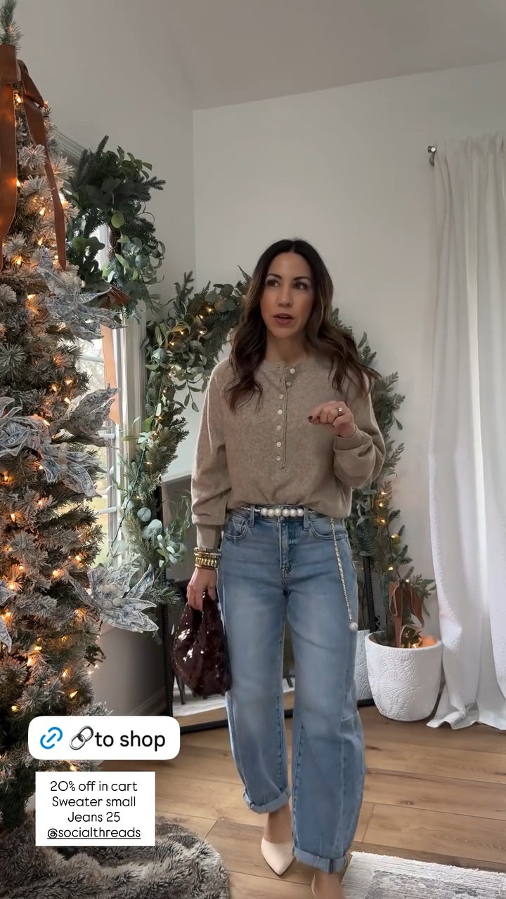 Small sweater, 25 barrel jeans

#LTKSaleAlert #LTKOver40 #LTKFindsUnder100