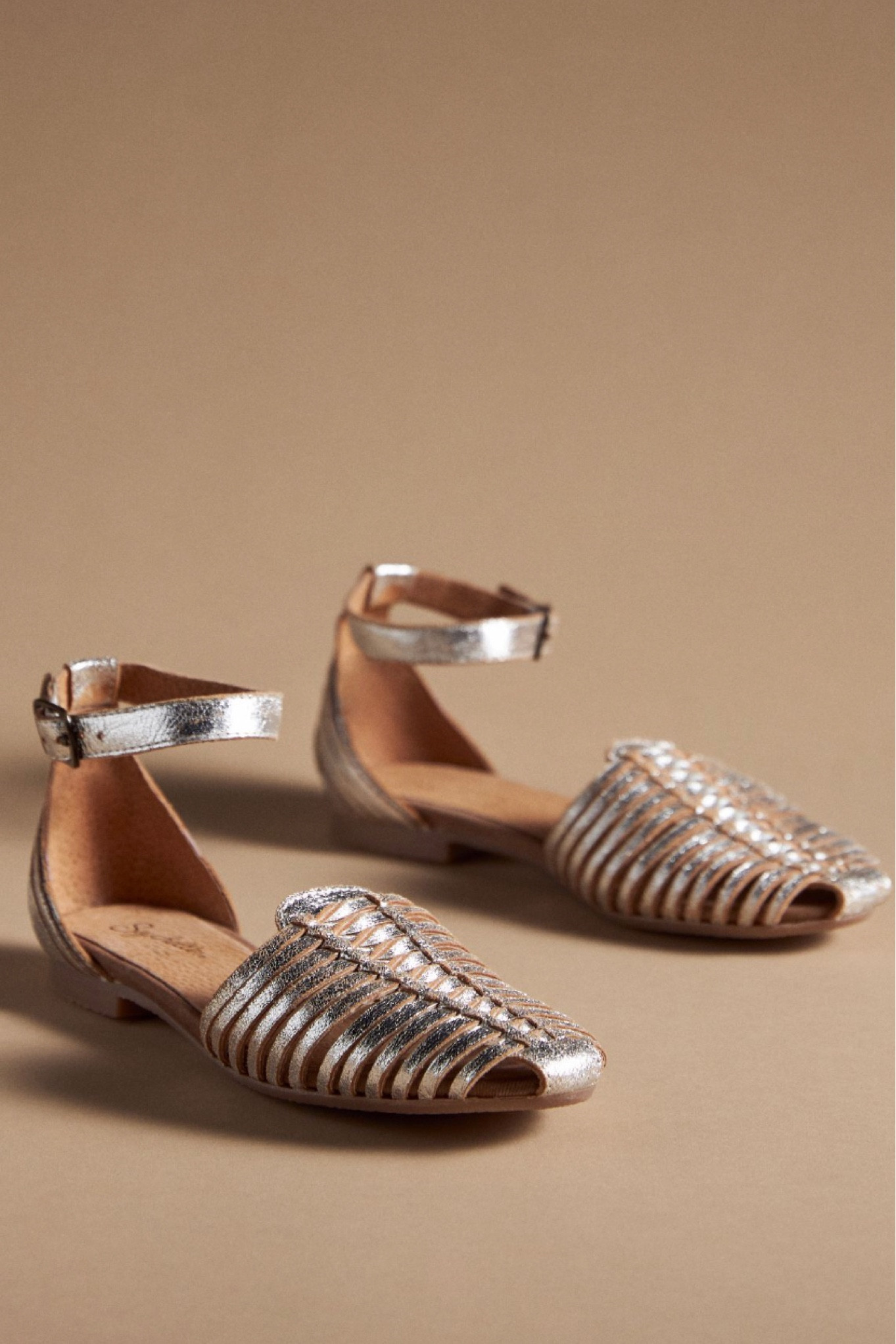 BRB, on a metallic shoe hiatus right now. So many styles trending for fall; flats are a must starting with the ballet and maryjane styles, and add in fun menswear inspired styles with a sparkle or two 4 These are some of my @Anthropologie faves!

#anthropologie #shoeedit #metallic #maryjane # ballet

#LTKstyletip #LTKFind #LTKshoecrush