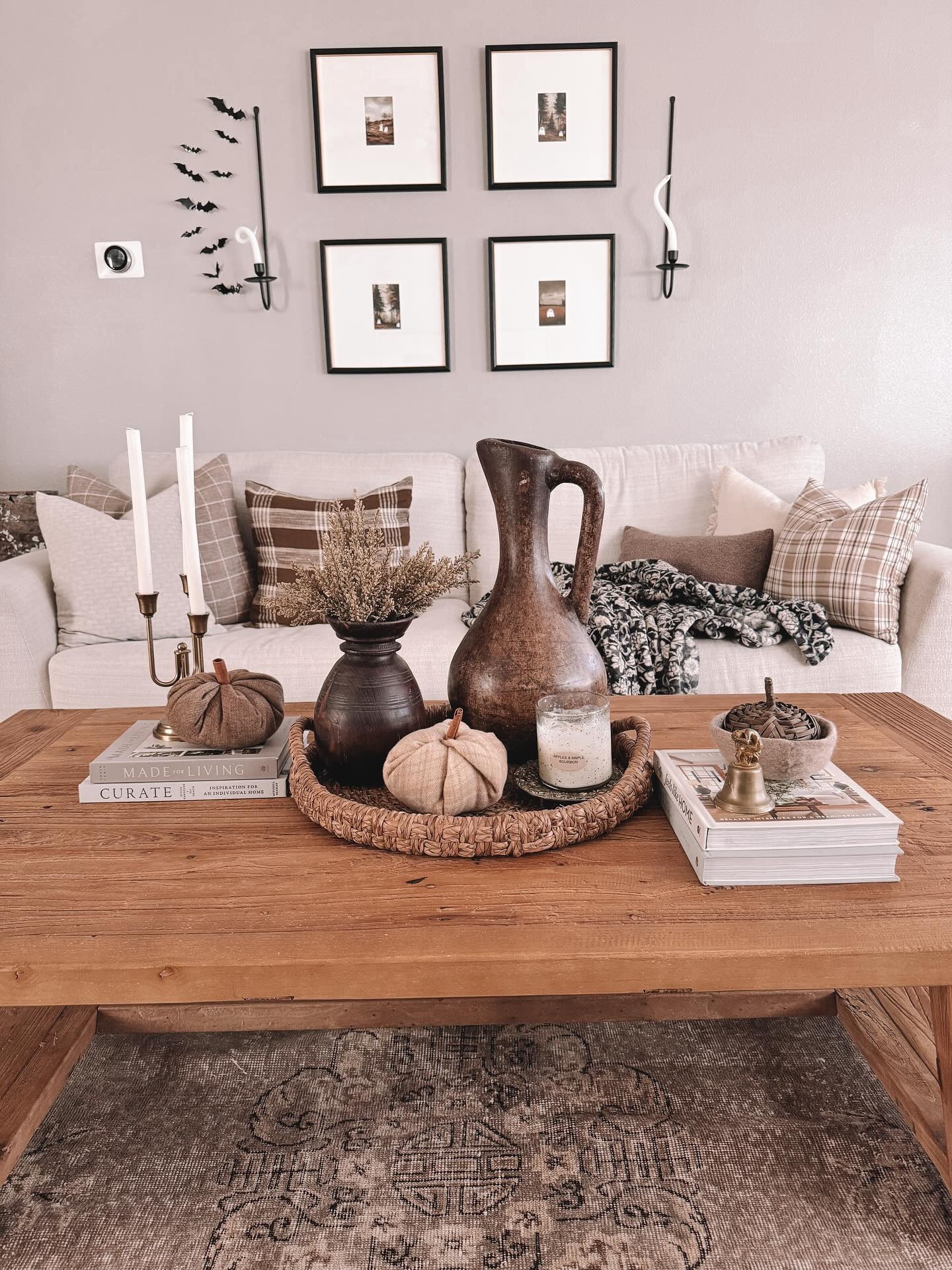 And just like that, it’s Monday again! This weekend went by really fast, maybe it was all the cooking, baking and cleaning that went on. We made a GF and vegan pumpkin crisp that was so amazing, I’ll share the recipe later this week! 
The mornings and evenings are starting to feel like fall so I am brining out the cozy blankets today *whoop whoop*

#cozyhome #cozyvibes #cozyroom #falldecor #falldecorating #neutralhomevibes #neutralhomedecor #homestyle #homesweethome #homedecor #pumpkins