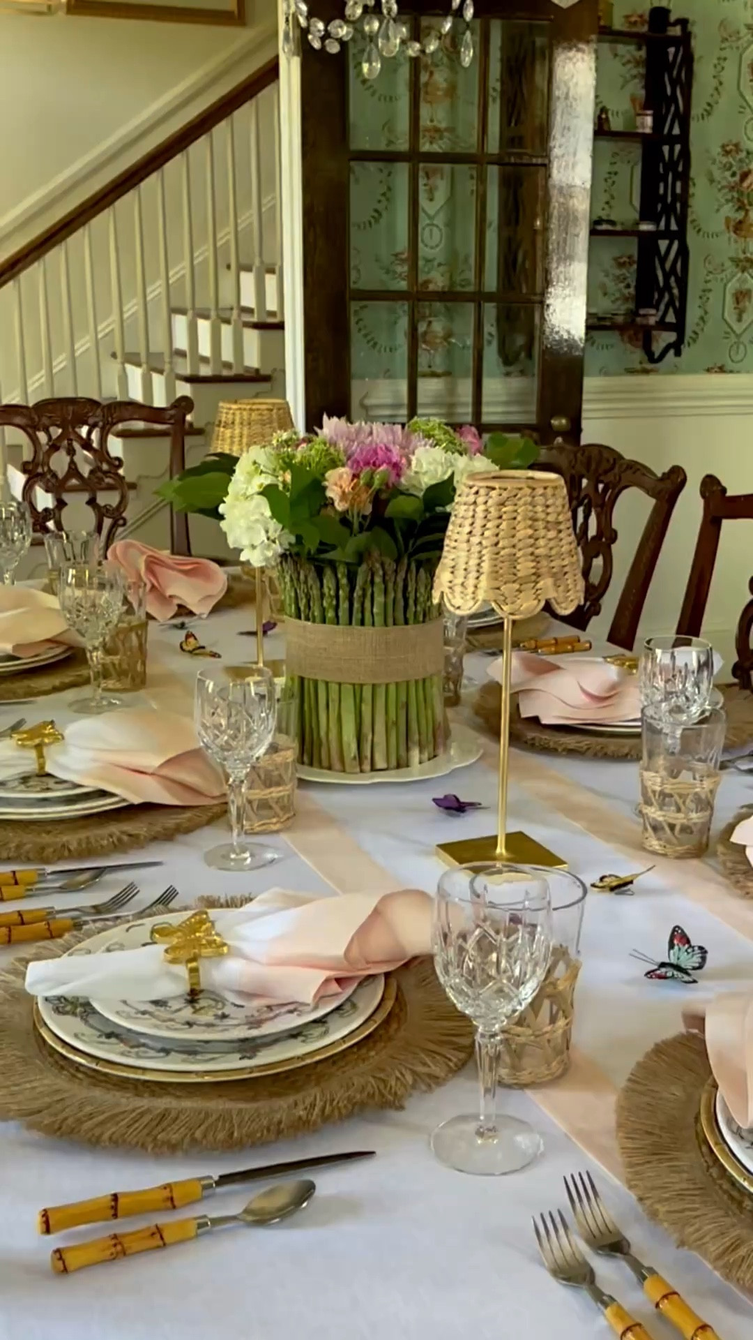 A fresh spring table using simple layers and timeless pieces. I’ve linked everything on the table here. 💐