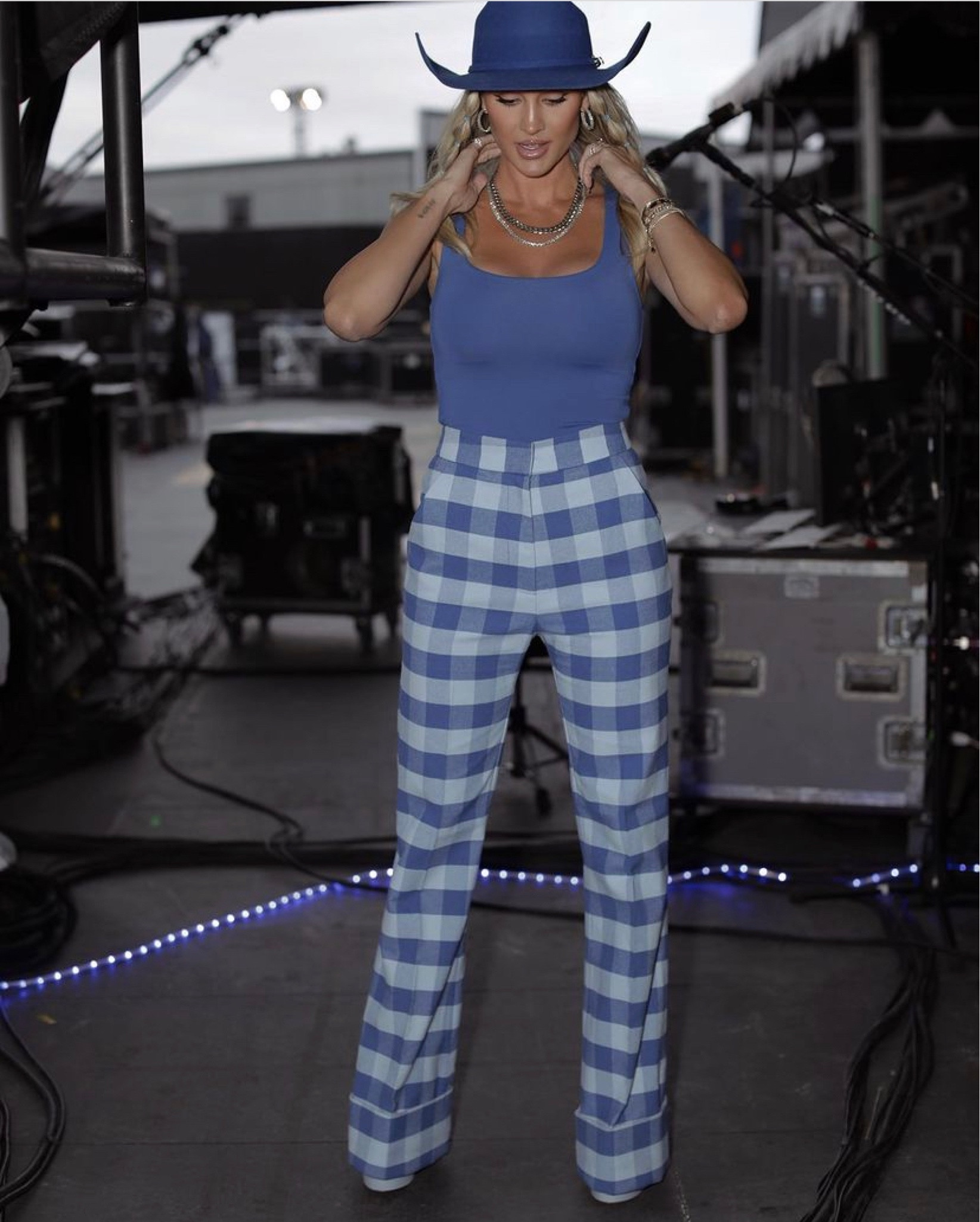 Blue 💙🌴 This outfit was so fun! I linked similar items. 

fall inspo l fall outfit l fall pants 