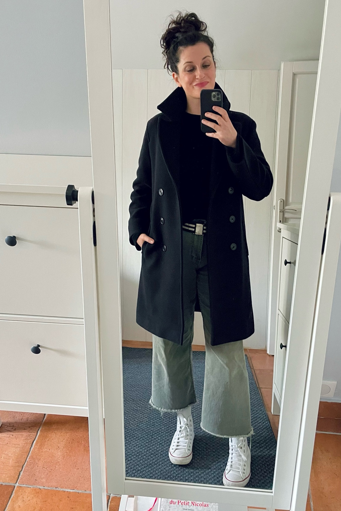 Navy peacoat #pablo
Black cotton jumper #uniqlo
Striped canvas belt #hm
Khaki barrel jeans #kiabi
White leather Chuck Taylor high tops #converse

#LTKover40 #LTKeurope #LTKmidsize