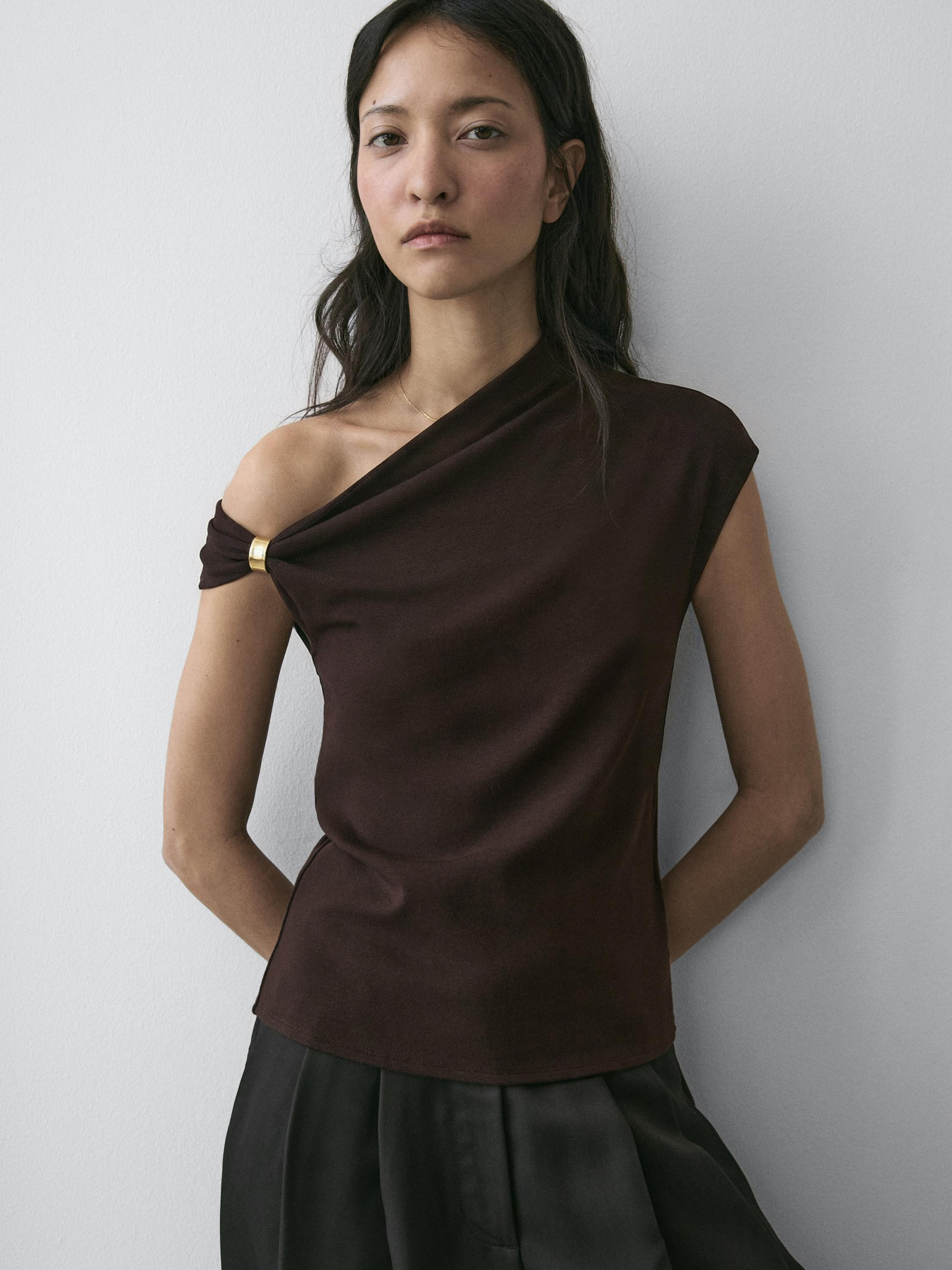Asymmetrisches Top mit Brosche | Massimo Dutti DE