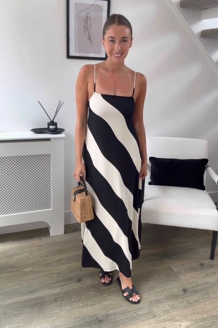 striped dress of dreams 🐚

H&M | maxi dress | summer look

#LTKunder50 #LTKstyletip #LTKtravel