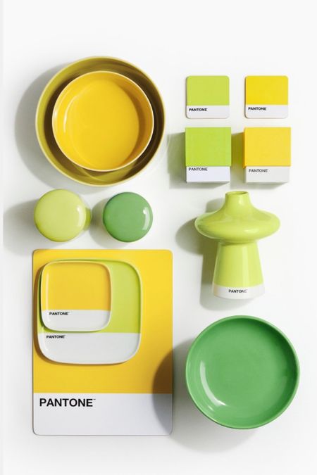 This second H&M HOME 🖤 PANTONE collection has been out for less than two weeks but it’s flying off the shelves! This season there are two palettes, Zesty & Fresh and Sweet & Juicy, playing with the idea of flavour, taste and hues.  #pantone #hm #homedecor #handm