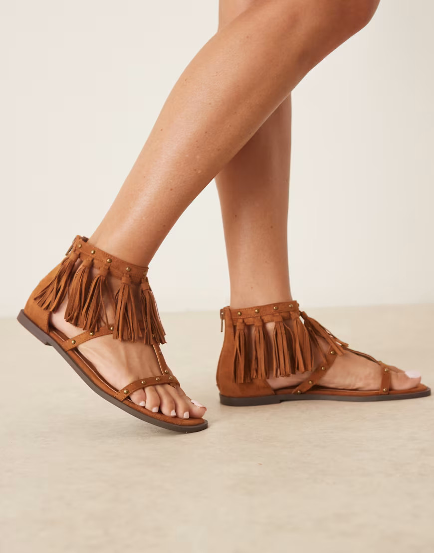 Sandalias color tostado planas con tachuelas y flecos Feather de ASOS DESIGN-Marrón | ASOS (Global)