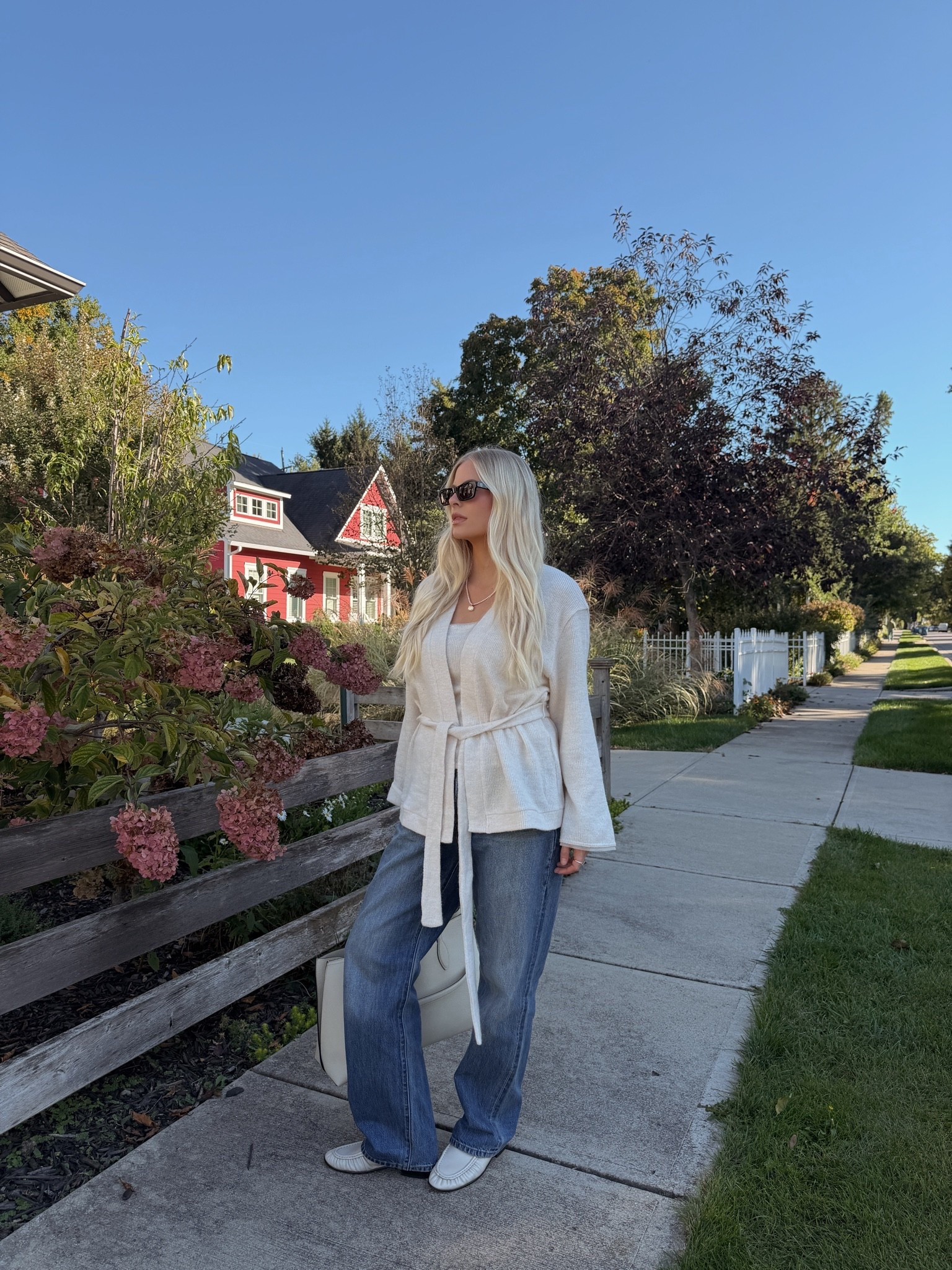 SIZE: med in tank & sweater, 29 in jeans, shoes run tts, code KATHLEEN20 for discount on sunnies! #kathleenpost

Fall outfit inspo, fall fashion, fall transition look, casual chic look