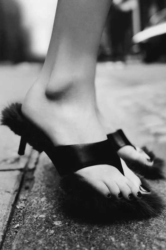Leather sandals. Kitten heels. Faux fur lined insole. Toe post.Heel height: 2 inches (5 cm) | Zara US
