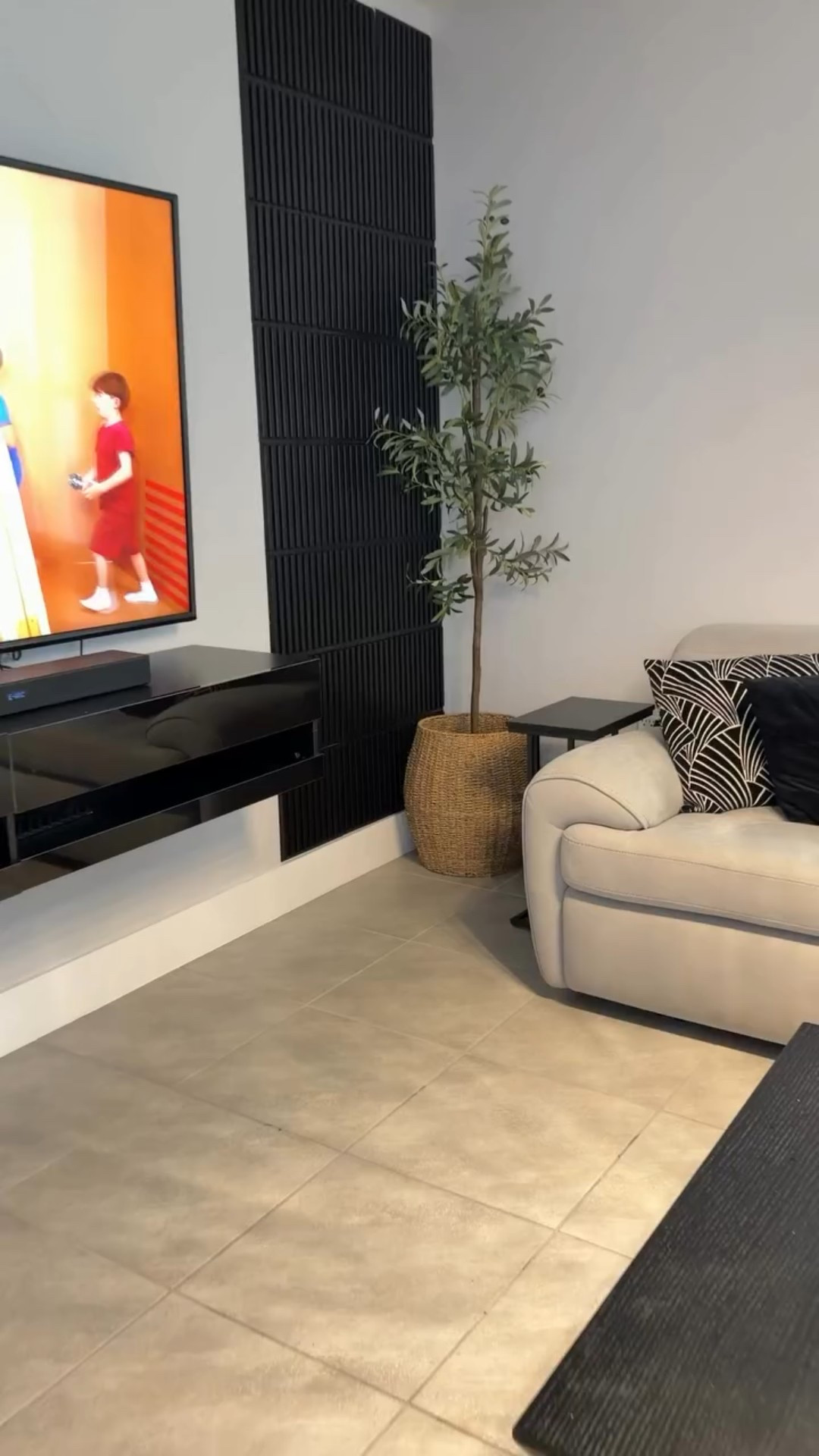 ¿Quieres un toque natural en casa sin preocuparte por el riego? Este árbol de olivo artificial de 5 a 7 pies es ideal para darle vida y elegancia a cualquier espacio. Perfecto para salas, oficinas o rincones especiales. ¡Decora con estilo y sin complicaciones!
#DecoraciónHogar #OlivoArtificial
#EstiloNatural #HogarConEncanto
#sinmantenimiento