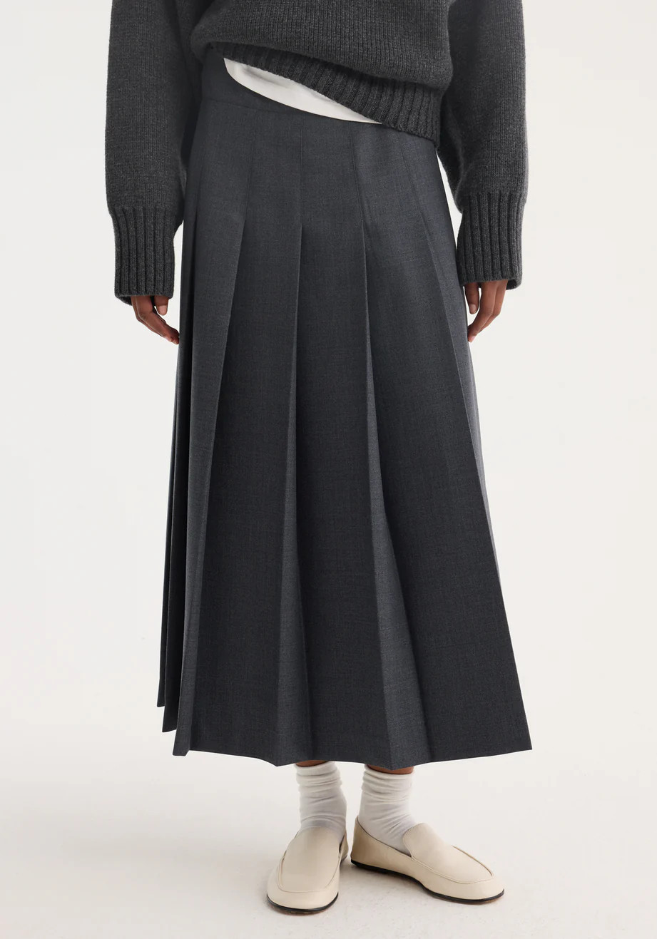 pleated wrap skirt | dark grey melange | Rohe