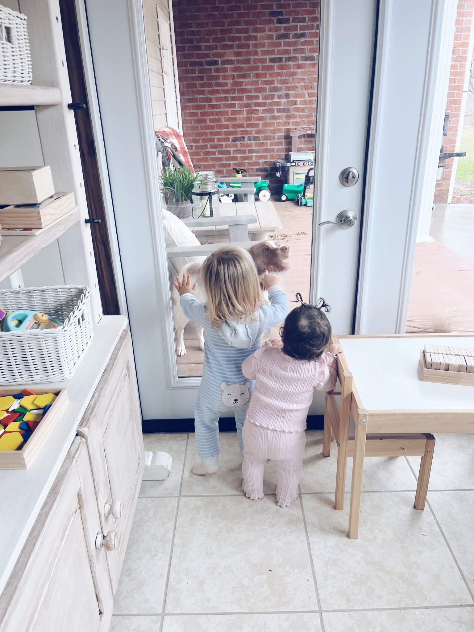 Such a sweet morning having friends over to the farm to play 🫶🏽 andddd to meet our baby chickies!!!! 🐥🐥🐥🐥🐥🐥