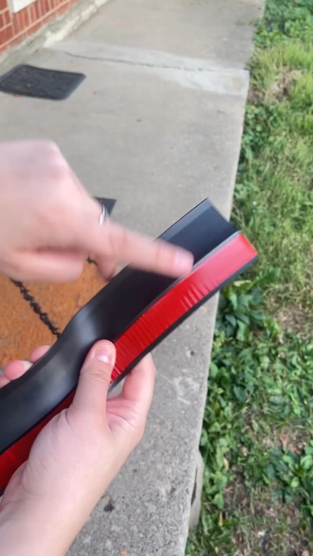 Insule las puertas de mi garage con una goma especialmente para eso y asi dentro del garage no haya tanto frio #garage #garagedoors #estadosunidosdaamérica #estadosunidos #usa #unitedstatesofamerica #USA #UnitedStates #America #Home #House #Cleaning #Tips #Hacks #LifeHacks #HouseholdTips #HomeHacks #Inspo 
#HomeSweetHome 
#HouseGoals 
#HomeDecor 
#HomeInspo