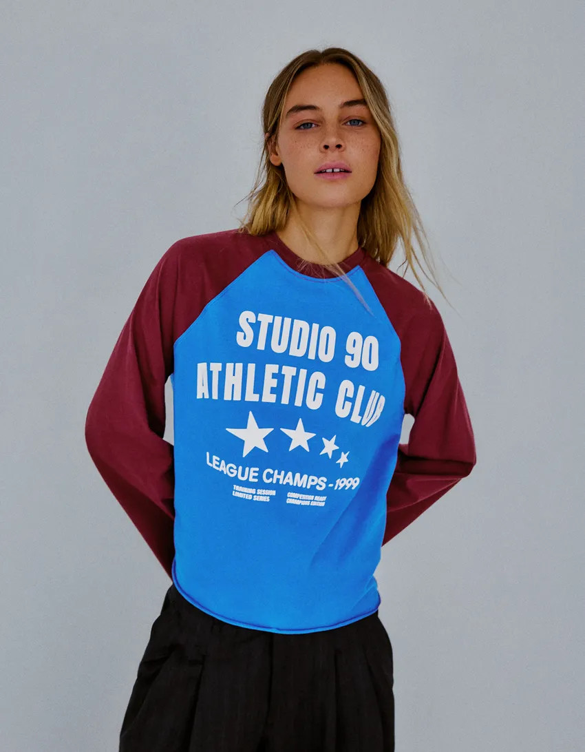Contrast long raglan sleeve printed T-shirt | Bershka RewardStyle US