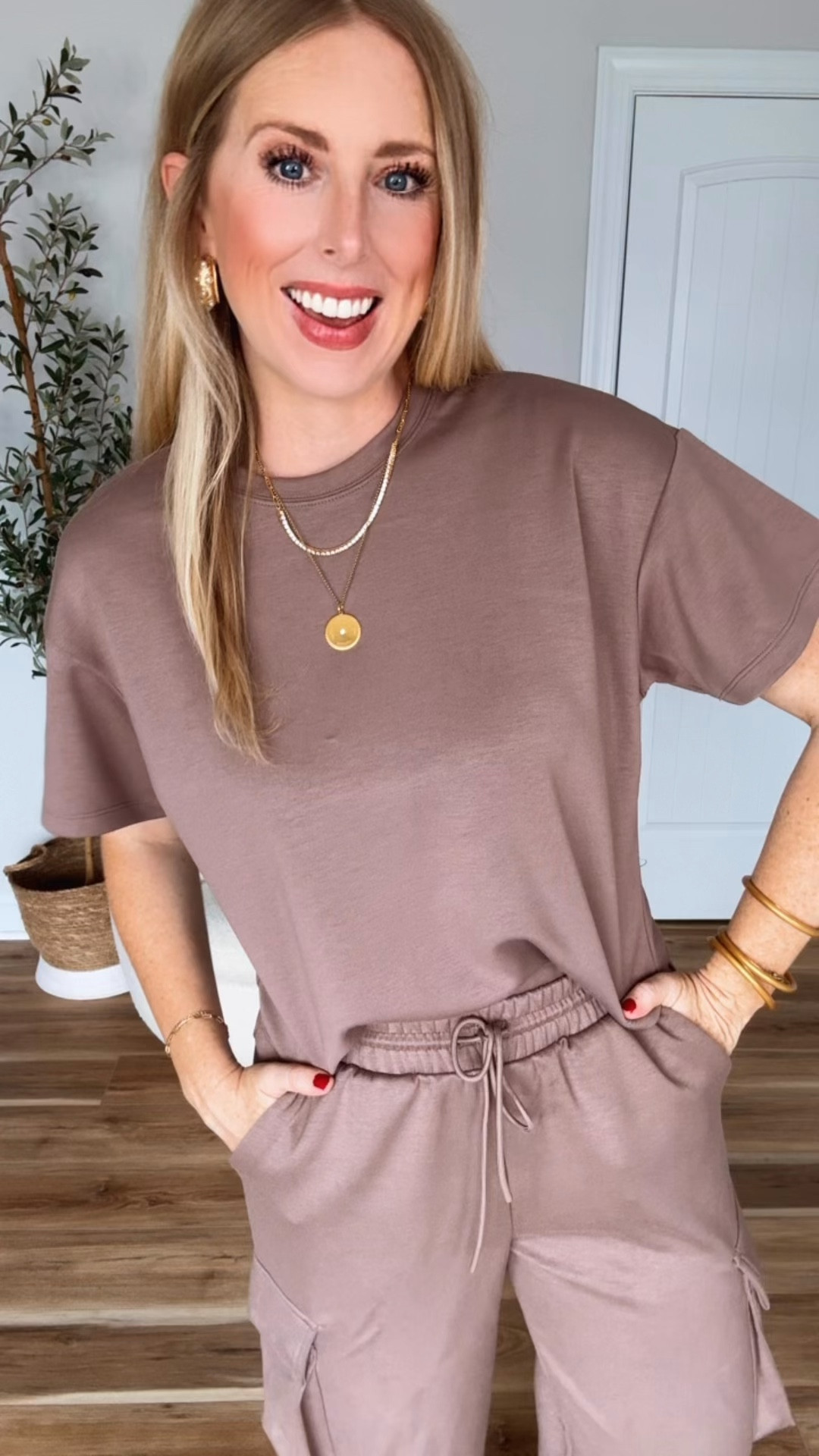 Walmart scubaknit boxy tee and scuba barrel sweats

Small in both 

#LTKStyleTip #LTKFindsUnder50