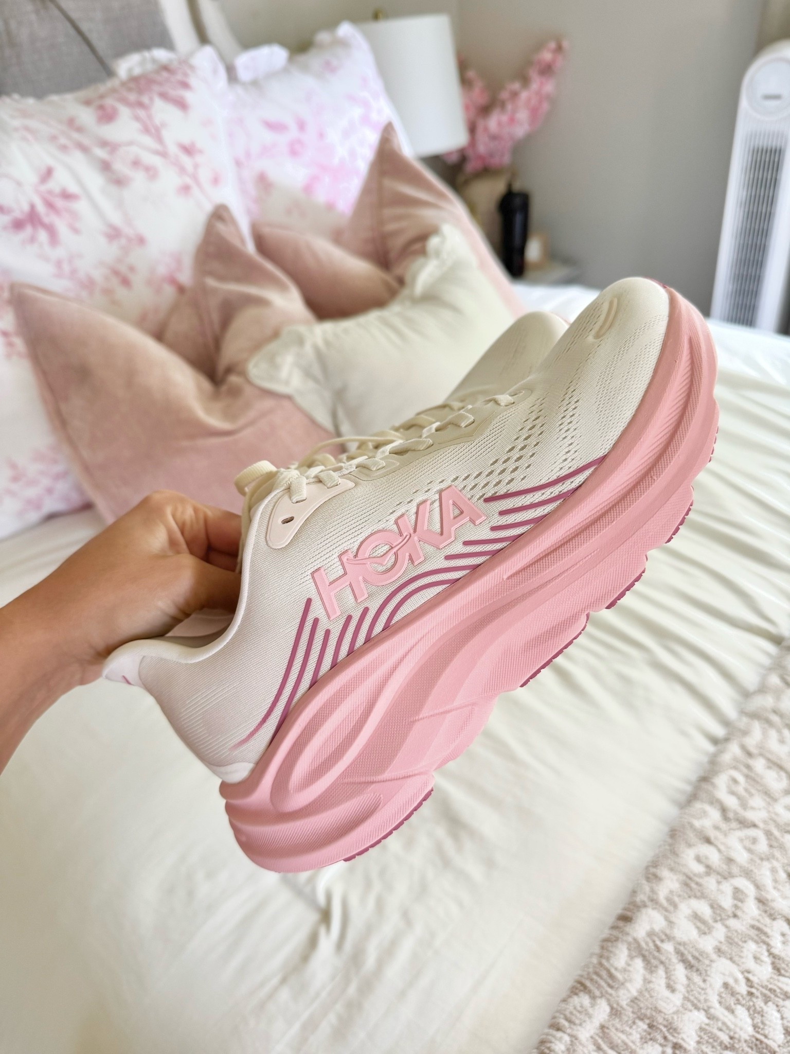 Got myself a new pair of tennis shoes for hitting my next weightloss goal 💪🏼 Hokas are definitely my favorite for tennis shoes with how comfy they are!