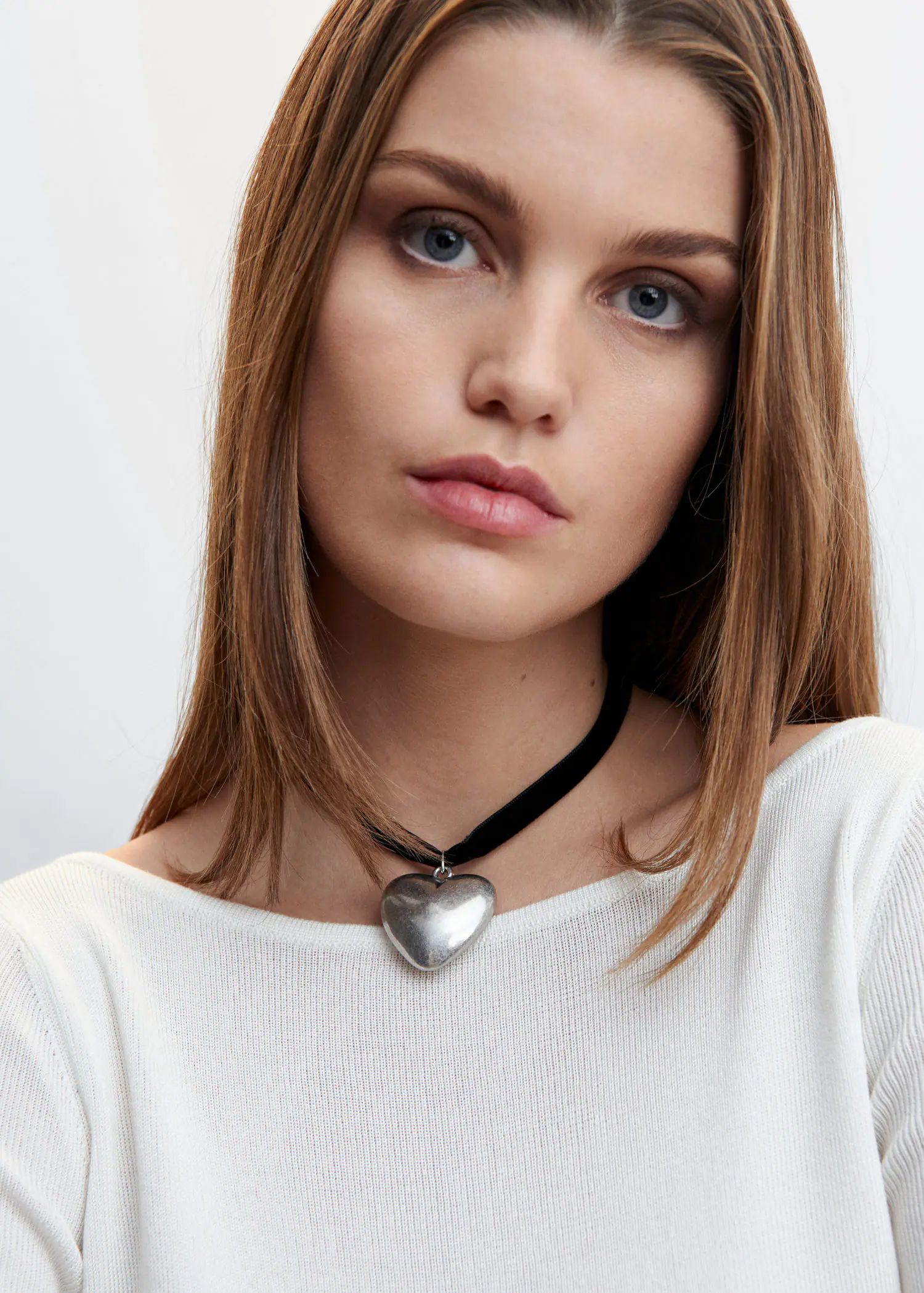 Velvet heart pendant necklace -  Women | Mango USA | MANGO (US)