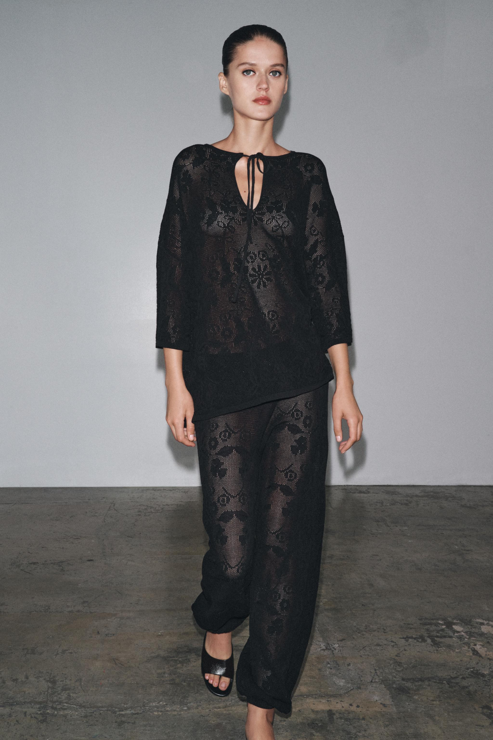 FLORAL TEXTURED KNIT PANTS$ 69.90Black | 0014/009/800Add to cartAddHigh-waisted pants with elasti... | Zara US