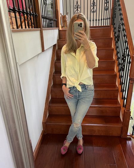 Classic jeans and an oversized button down for wfh. My favorite look these days is a button down and jeans! 

Wearing an XS shirt. It’s big! 

#shirting #classicstyle #motherdenim #citizensofhumanity

#LTKover40 #LTKstyletip #LTKworkwear