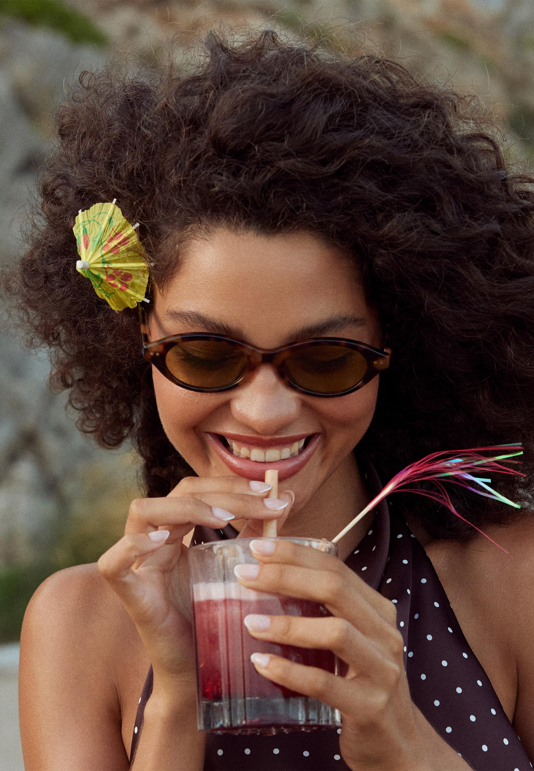 Stradivarius Oval sunglasses Black OS | Stradivarius (UK)