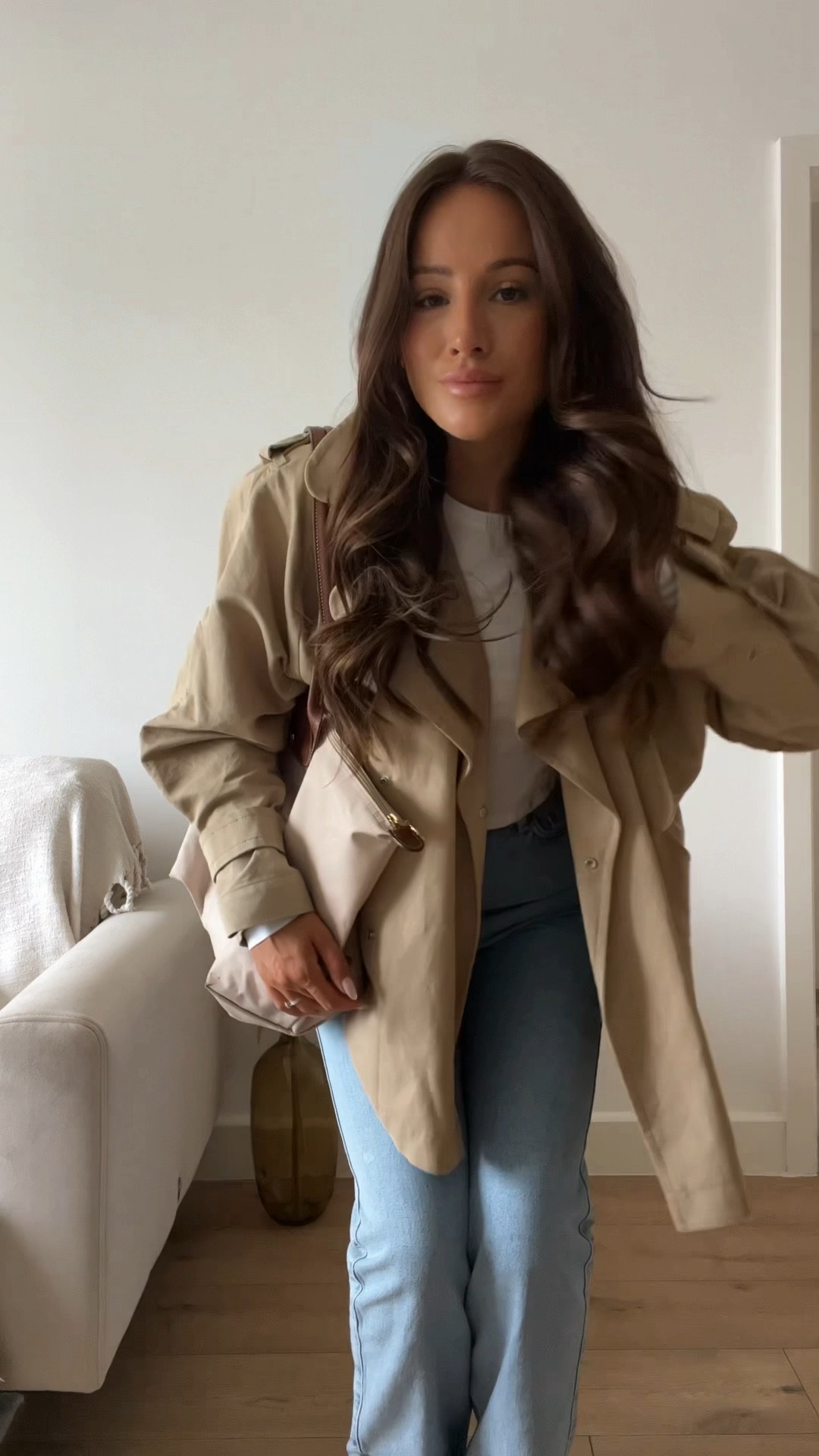 Arket short trench 
Weekday white top 
Weekday blue jeans 
New balance
Longchamp