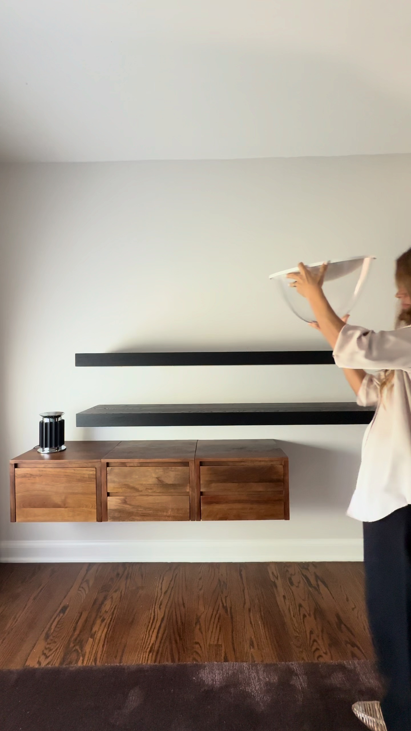 There’s an art to styling shelves… and it rarely happens on the first try.

You place, step back, move things around, try again. It’s a little trial, a little instinct, and a lot of editing.

Shop the look.

#UnclutteredHome #ShelfStyling #CuratedLiving #DesignThatWorks #InteriorStyling 

 