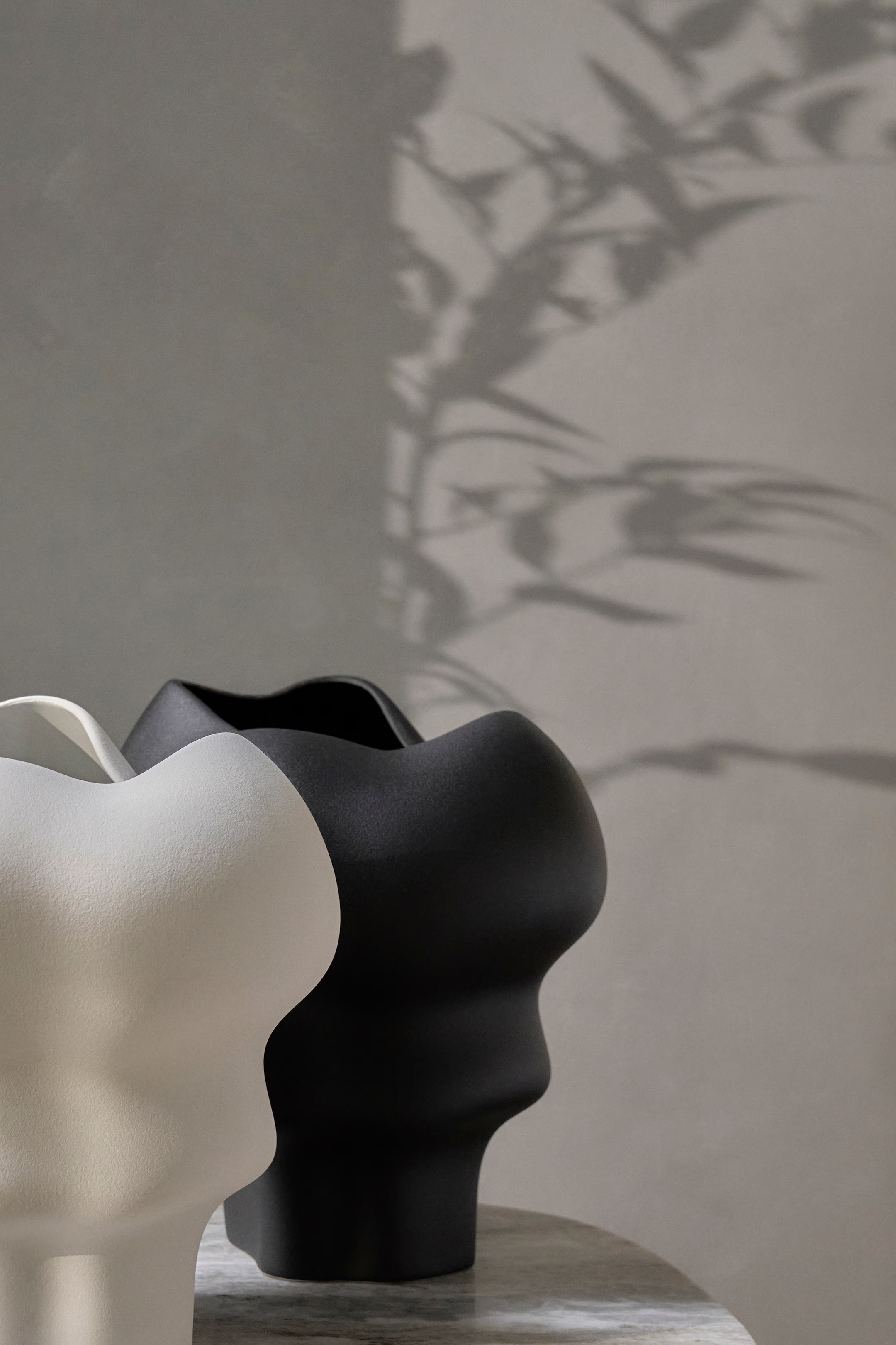 XL-Vase aus Steingut mit unregelmäßiger Form - Dunkelgrau - Home All | H&M AT | H&M (DE, AT, CH, NL, FI)
