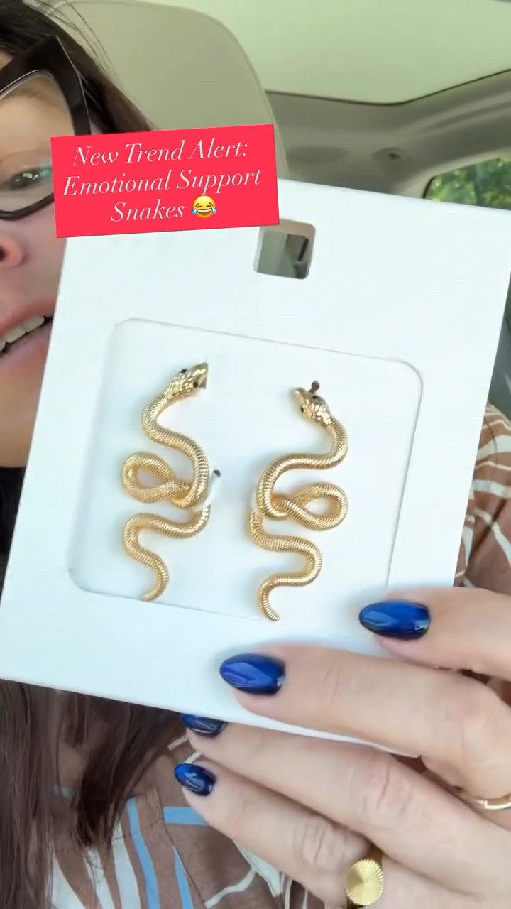 New trend just dropped: Emotional Support Snakes 🐍
Because sometimes you don’t need a hug… you need armor.

These are for:
✔️ Emotional battles
✔️ Physical battles
✔️ Walking into work on a Monday

Snagged mine at @zara 👀 … can we agree this should be a thing? 🤣🤣🤣

If you see a woman in her snakes, just know: she’s surviving. Give her grace. 🙏😂

#EmotionalSupportSnakes #NewTrendAlert #BattleButMakeItFashion