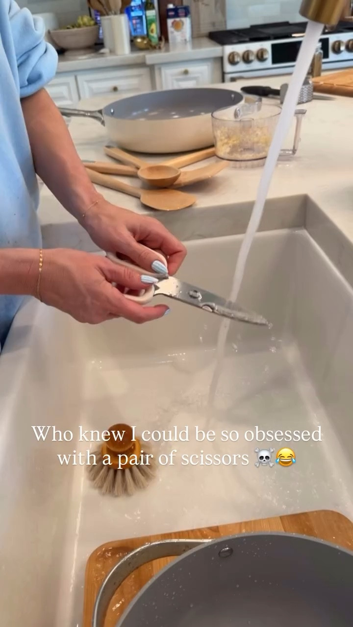 Who knew I could be so obsessed with a pair of scissors ☠️😂