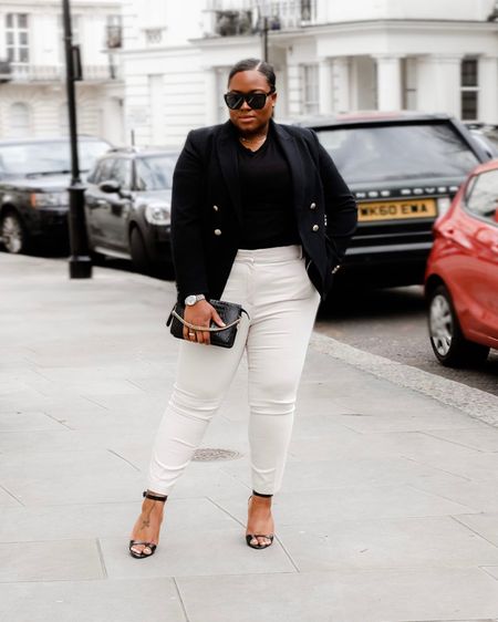 A classic and easy autumn work time look!

Double breasted blazer | cigarette trousers | beige trousers | barely there heels | black heels


#LTKstyletip #LTKworkwear #LTKcurves