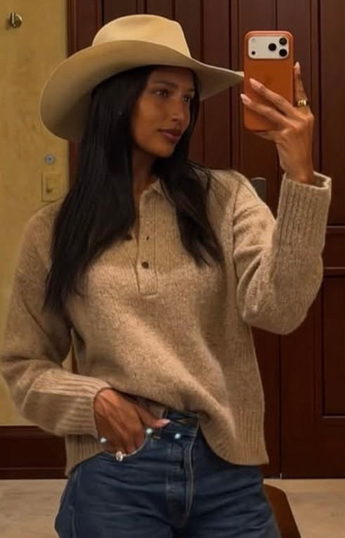 Jasmine Tookes’ beige collar sweater 