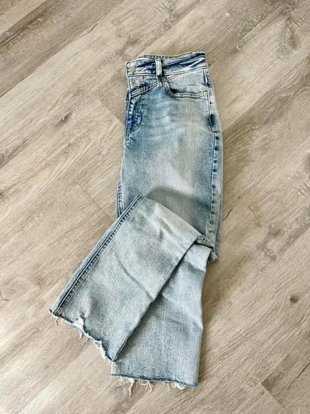 My o look retry light wash jeans are STILL UNDER $20 on clearance!! TTS or size up! 

#LTKSaleAlert #LTKMidsize #LTKOver40