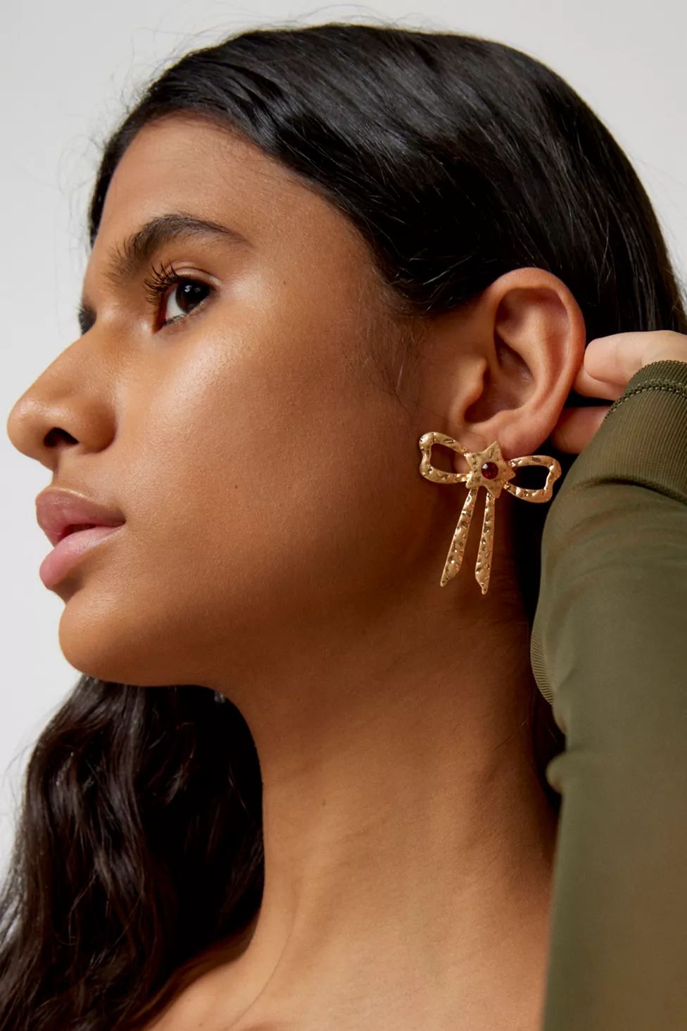 Layla Textured Bow Earring | Urban Outfitters (US and RoW)
