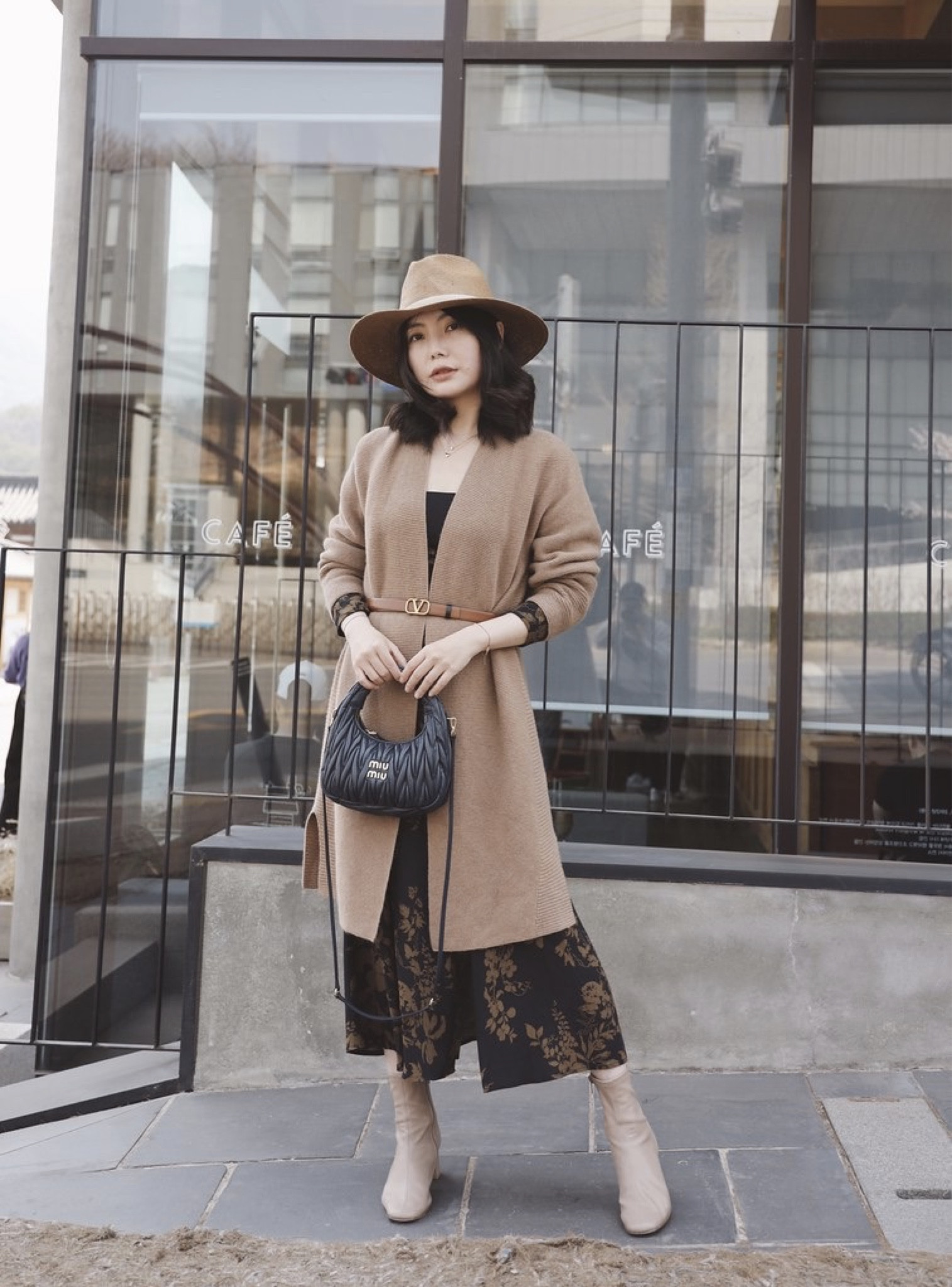 By Far經典的Sofia短靴真的是太好穿，難得尺寸齊全七折必買，這次我在恩平韓屋村走了半天，接著搭高鐵到釜山一路又拉行李轉地鐵外加走到飯店，靴子輕盈好走，我自己腳長22.5寬9穿正常尺碼36，半碼建議要往上拿，尺碼齊全可以打七折別錯過了! 淺淺奶茶色真的氣質好搭。
#LTKtaiwan #LTKasia

#LTKitbag #LTKstyletip