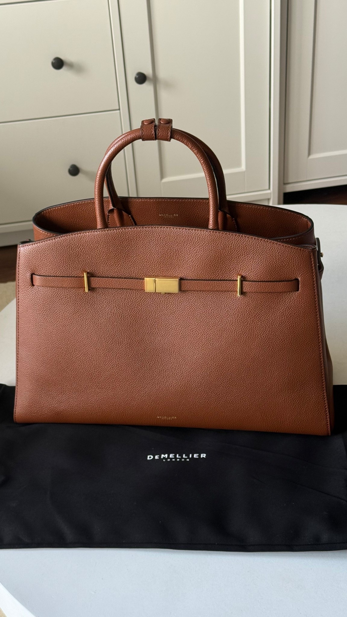 DeMellier The Hudson grained leather top handle bag

Structured, timeless, quietly powerful.
The kind of bag that elevates everything without trying too hard.

Designed to last, styled to carry you through every day.

#DeMellier, #QuietLuxury, #TimelessDesign, #EverydayBag, #MinimalStyle, #ElevatedBasics, #WardrobeStaple

#LTKuk #LTKluxury #LTKeurope