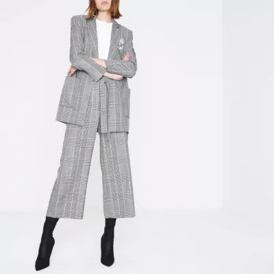 Blazer oversize à carreaux noir avec broche | River Island FR