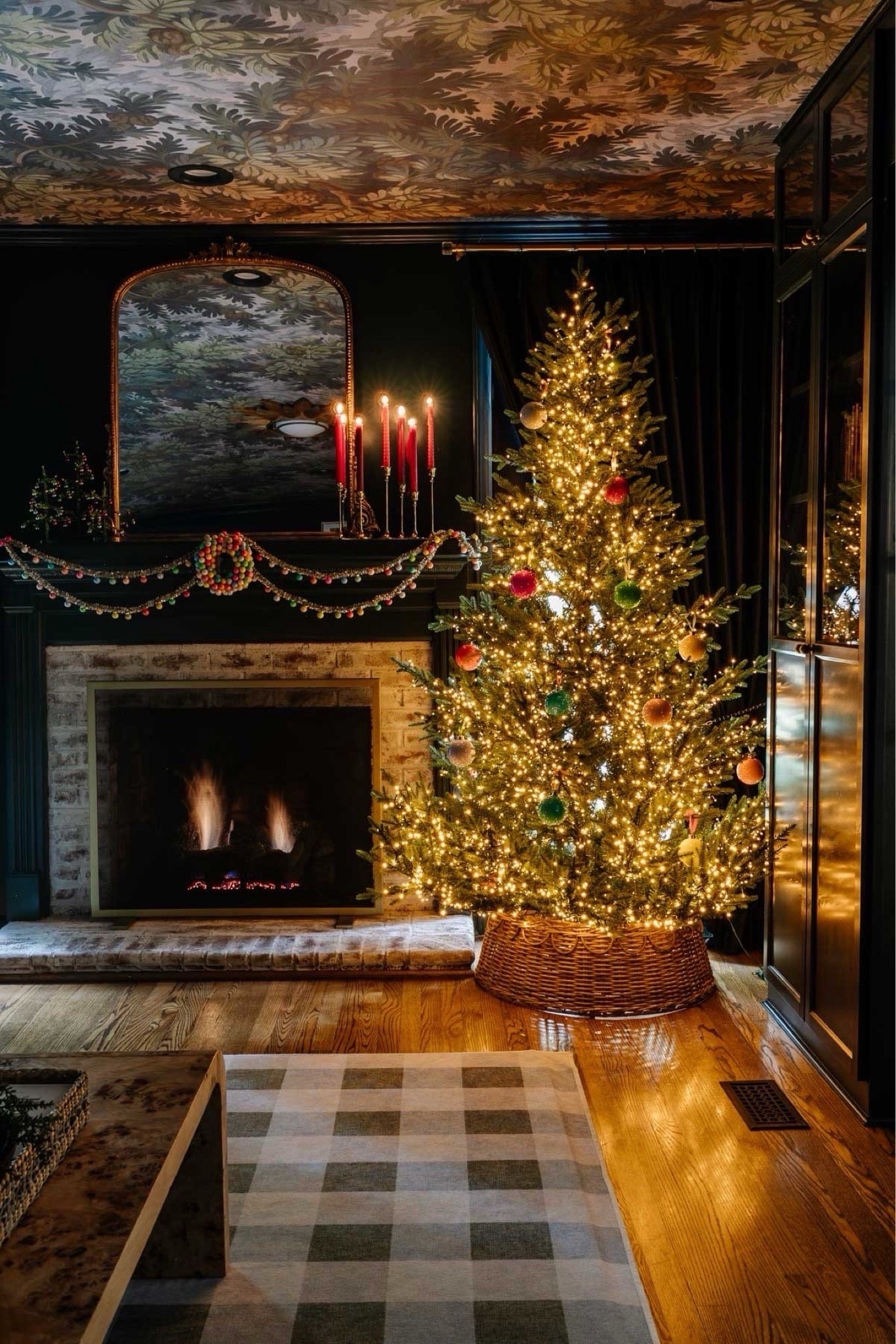 Last year best seller!! Our fairy lit Christmas tree is back in stock!! 

#ChristmasTree #FairyLights #ChristmasLights #ChristmasDecor #HolidayDecor #Fireplace #Anthropologie #Terrain ￼

#LTKSeasonal