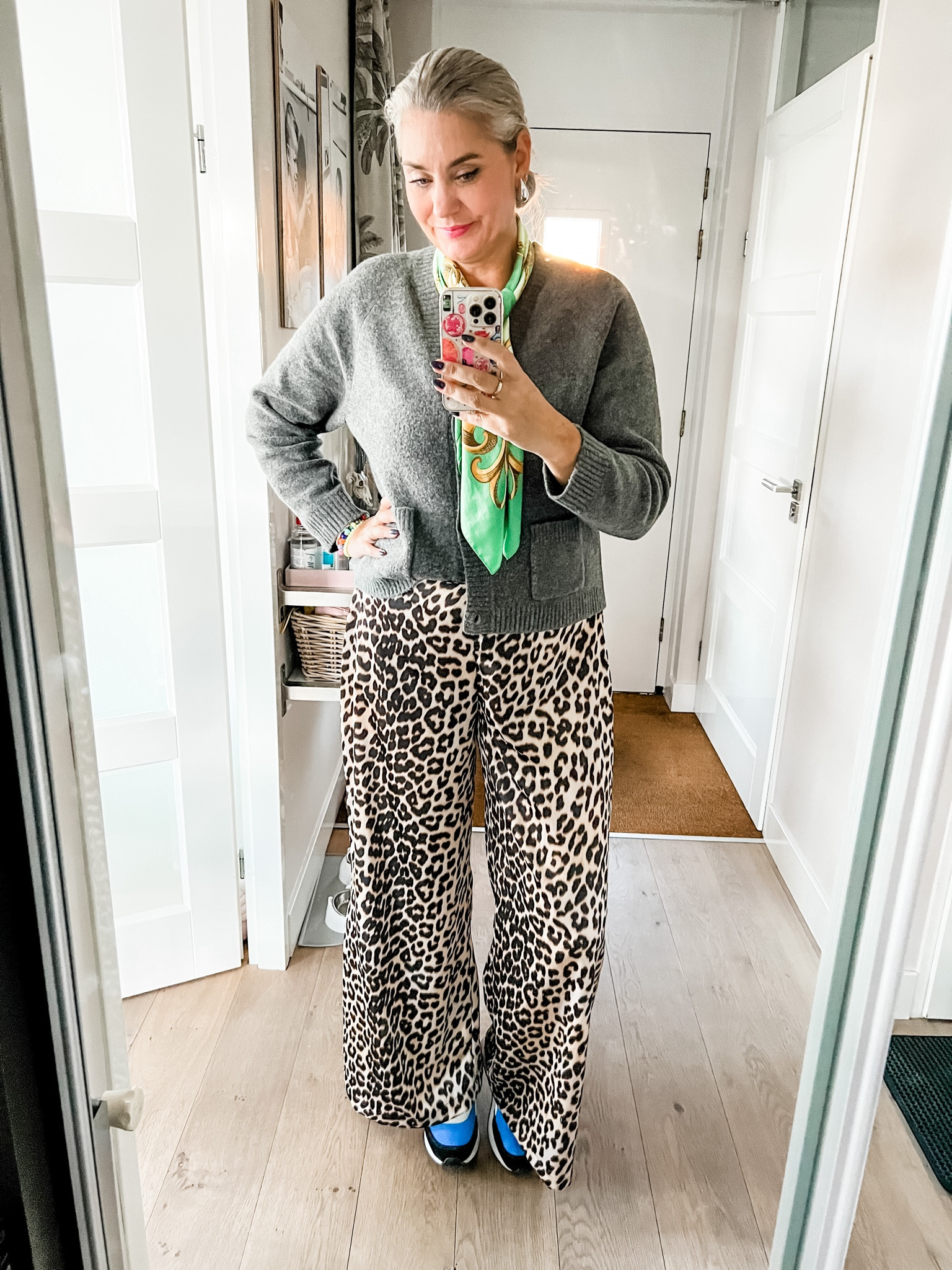 Ootd - Tuesday. A soufflé knit charcoal cardigan over a pink tanktop (not visible), green shawl, wide legged leopard trousers (Shoeby) and retro style Puma sneakers. 



#LTKautumn #LTKnederlands #LTKeurope