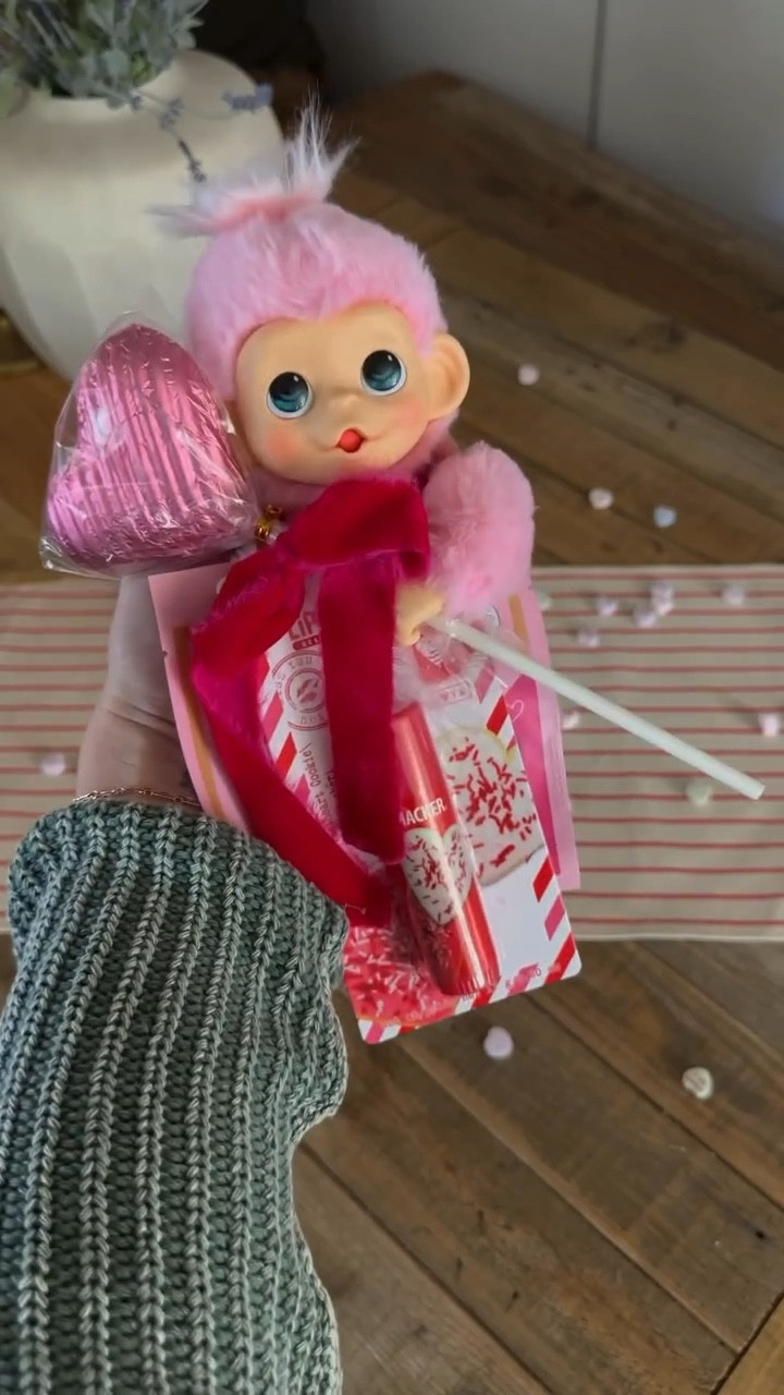 This adorable little monkey holds a chocolate heart pop in its hand just perfectly and that makes me really happy! 😍Comment Monkey for the links to everything!