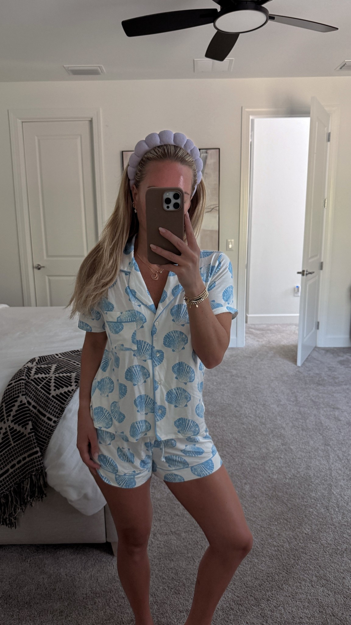 The cutest and softest shell jammies from aerie 🩵🐚 I’m wearing a size small in both top&bottom 